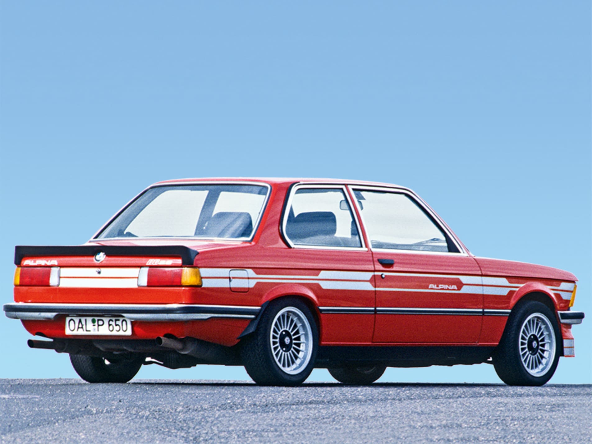 BMW Série 3 E21 rouge vue de derrière