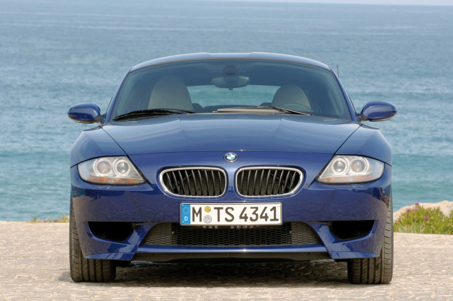 Voiture BMW Z4 M coupé vue de devant sur un arrière fond de mer