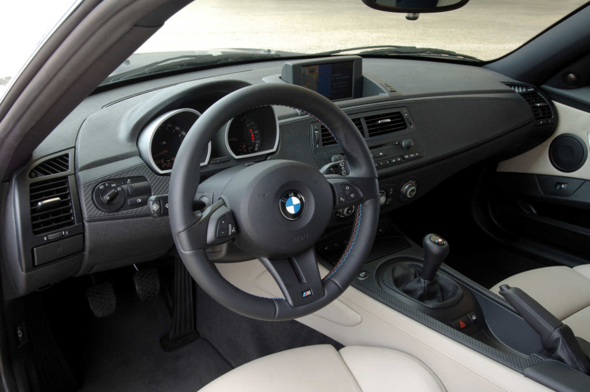 Voiture BMW Z4 M coupé vue de l'intérieur sur le volant