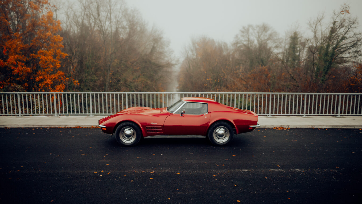 Chevrolet Corvette C3 à l'arrêt sur un pont