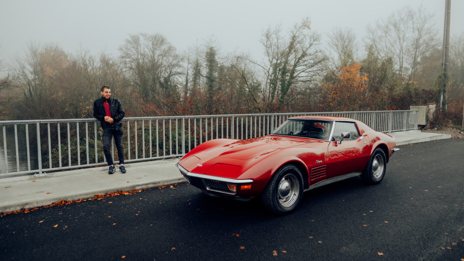 Chevrolet Corvette C3 avec le conducteur à côté