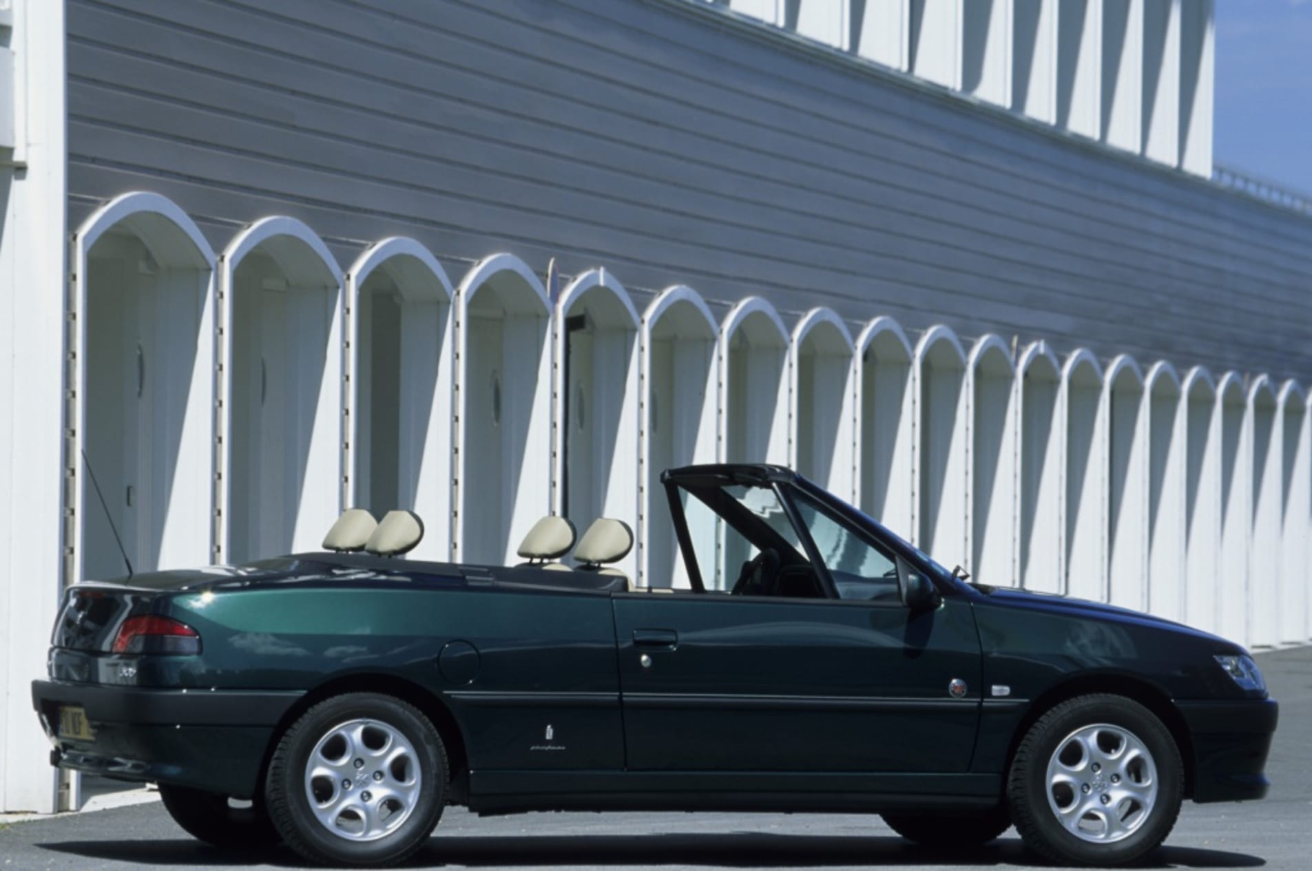 Peugeot 306 Cabriolet verte avec une vue de côté de l'auto