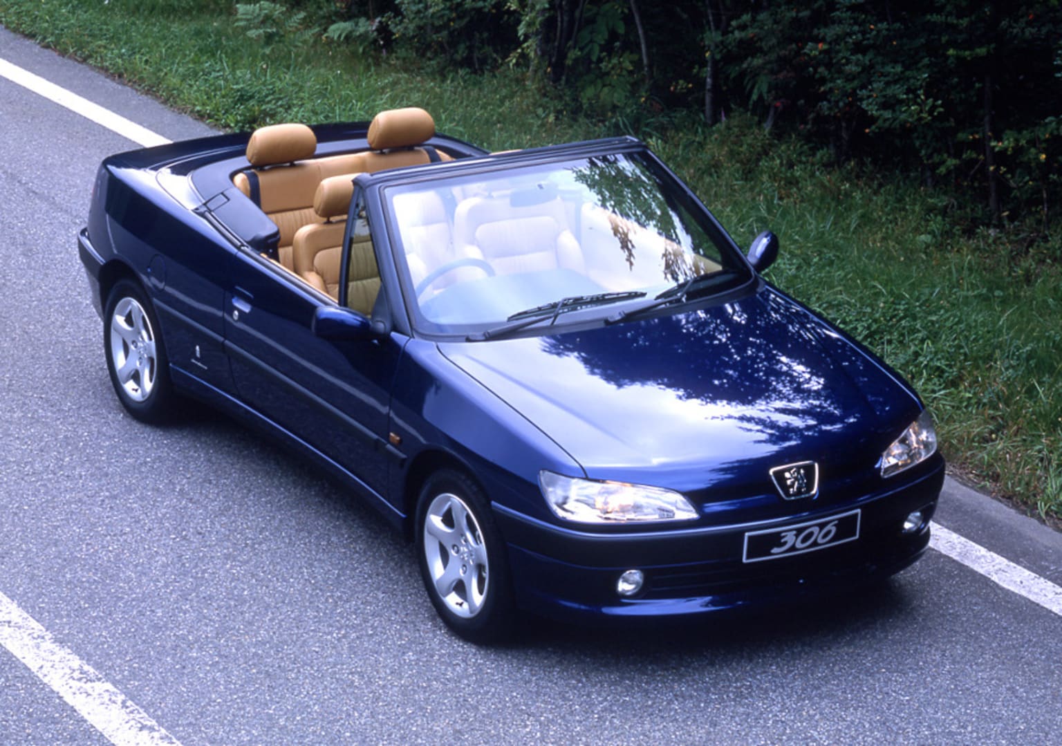 Peugeot 306 Cabriolet bleu garé en bordure de route