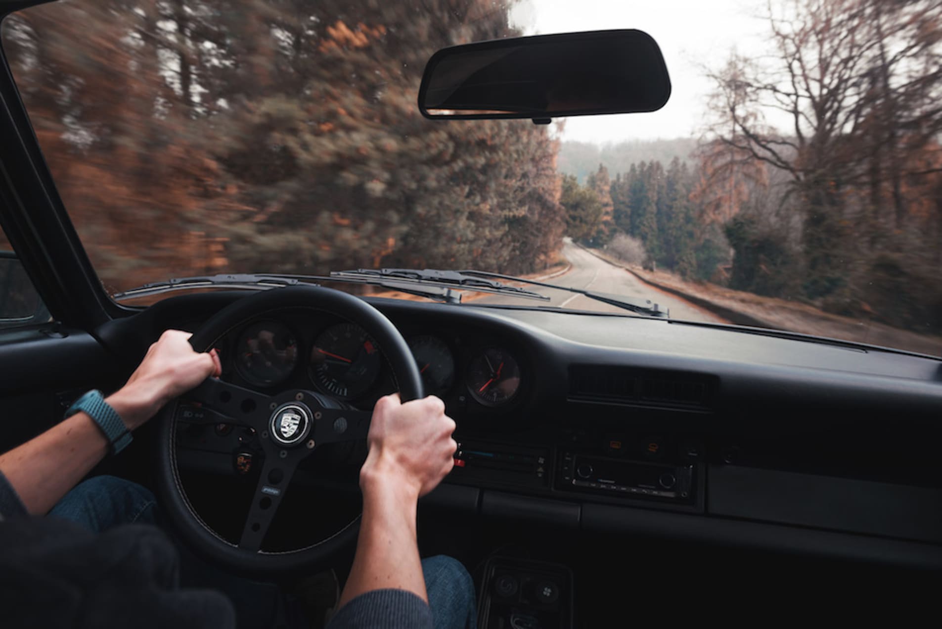 Porsche 911 Carrera blanche vue à la troisième personne en conduite