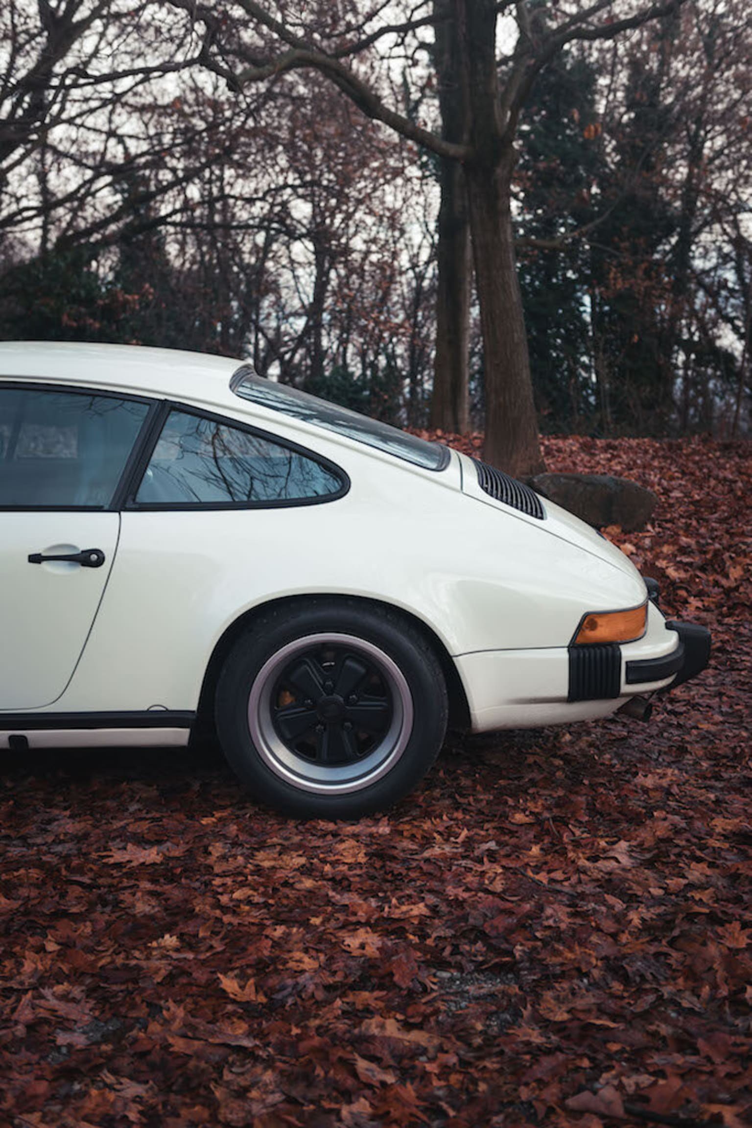 Porsche 911 Carrera blanche vue de côté de l'arrière