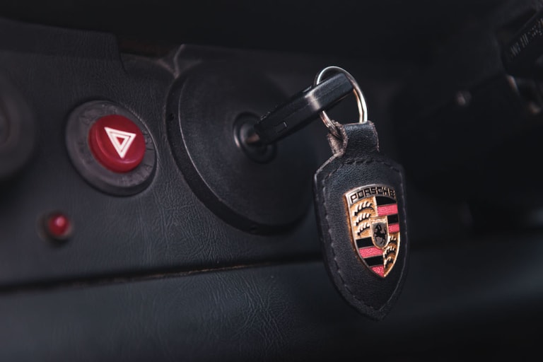 Porsche 911 Carrera blanche vue de la clé sur le contact