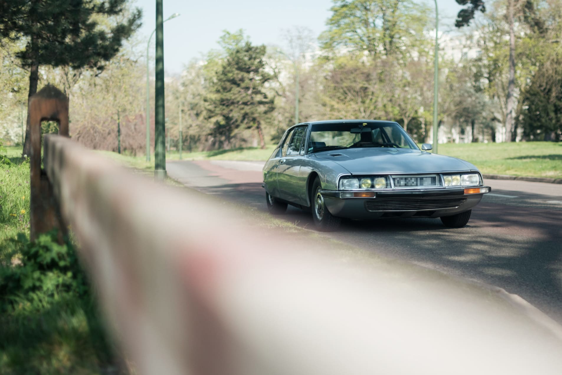 Citroën SM vue de la voiture à l'arrêt