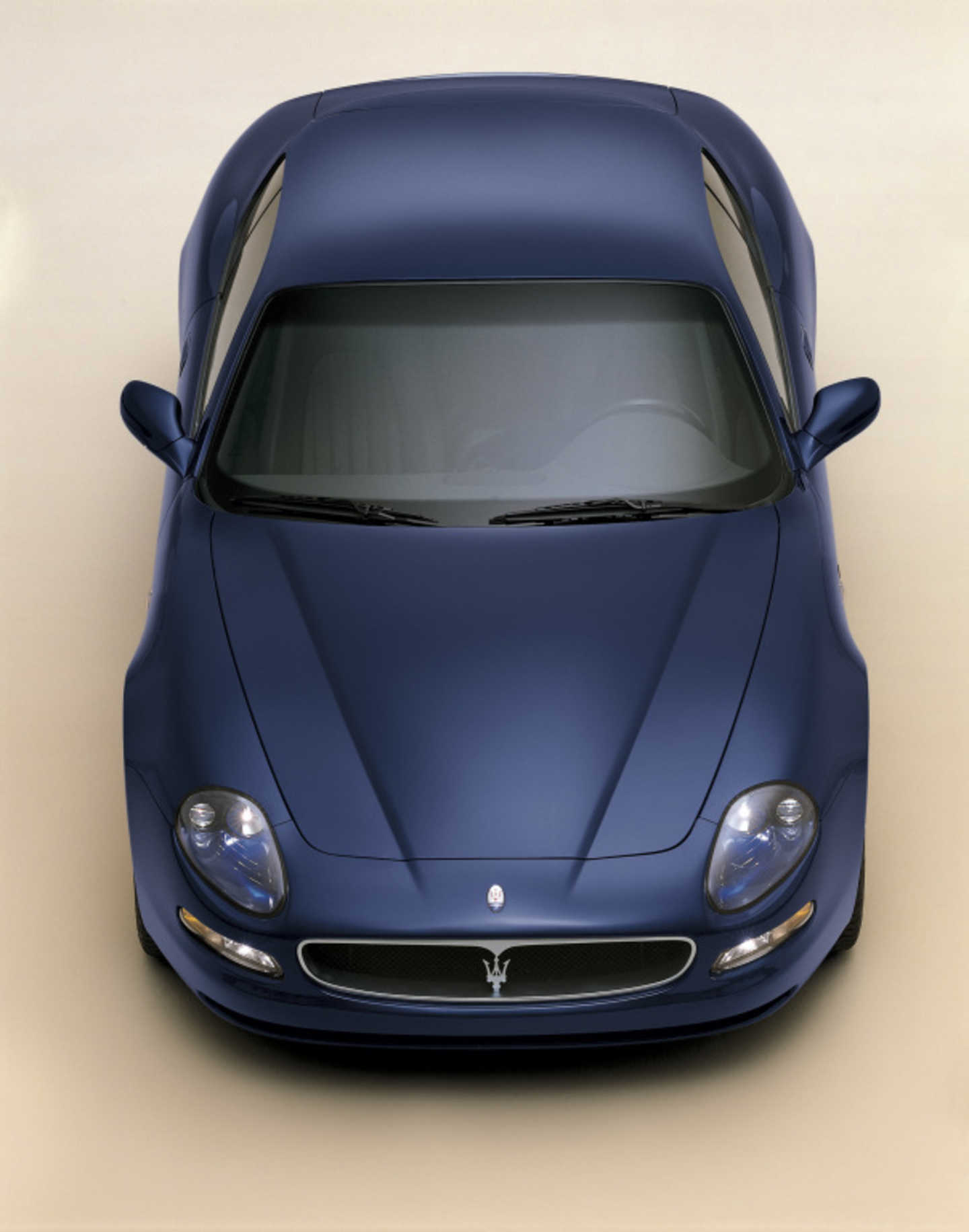 Maserati Coupé et Spyder 4200 de couleur bleu nuit vue de dessus