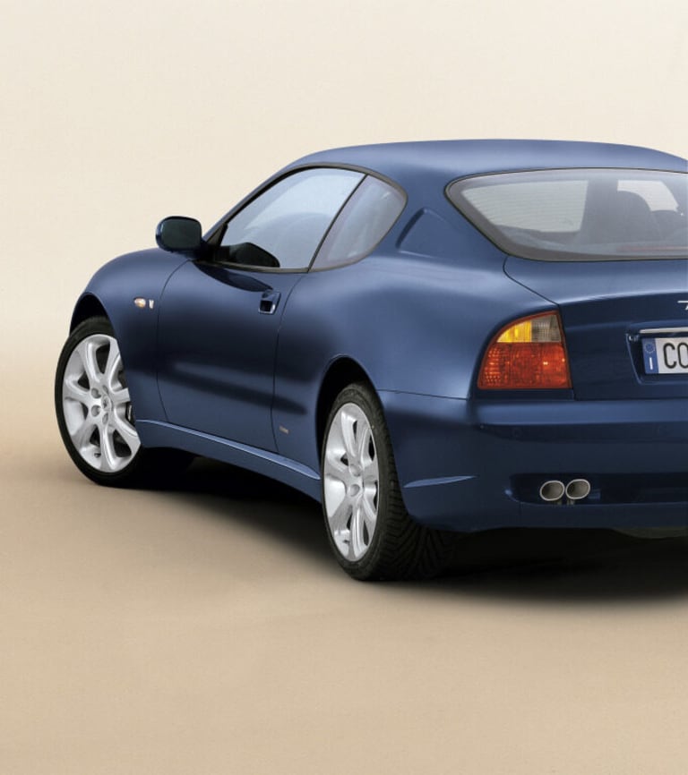 Maserati Coupé et Spyder 4200 de couleur bleu nuit vue d'angle