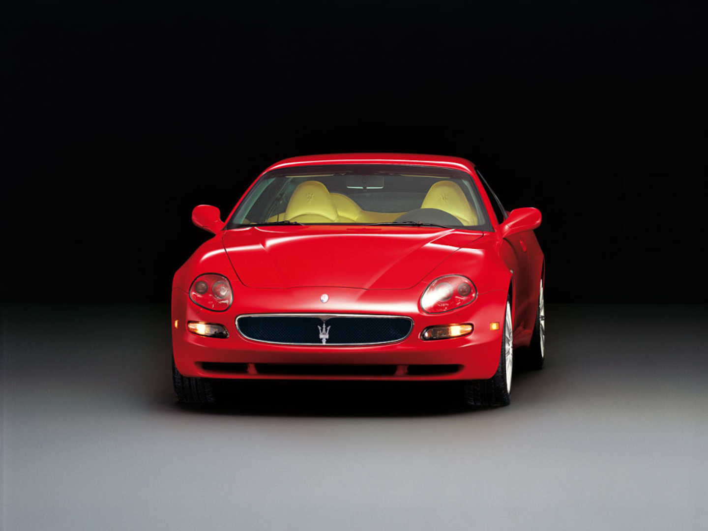 Maserati Coupé et Spyder 4200 de couleur rouge vue avant