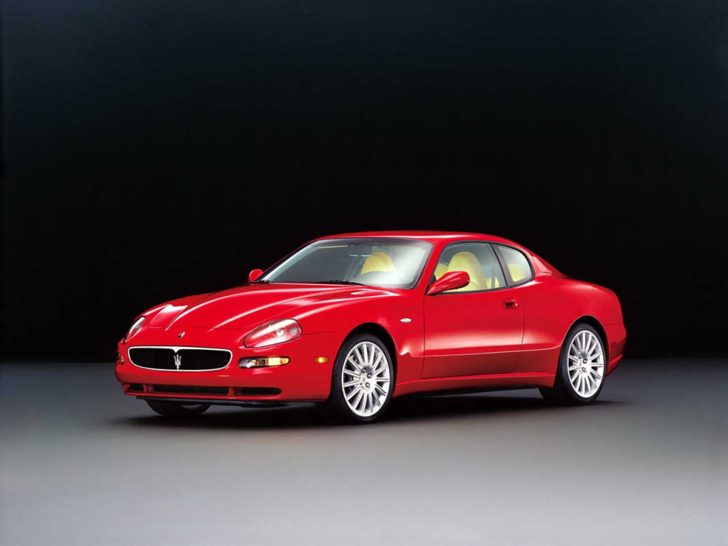 Maserati Coupé et Spyder 4200 de couleur rouge vue de côté