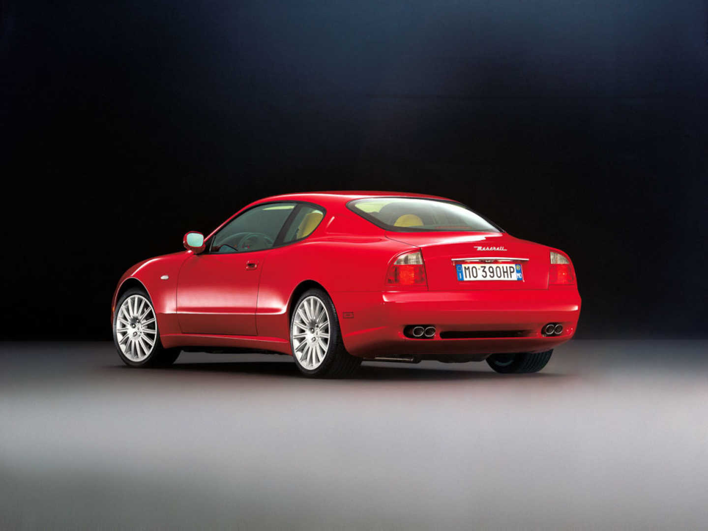 Maserati Coupé et Spyder 4200 de couleur rouge vue de derrière