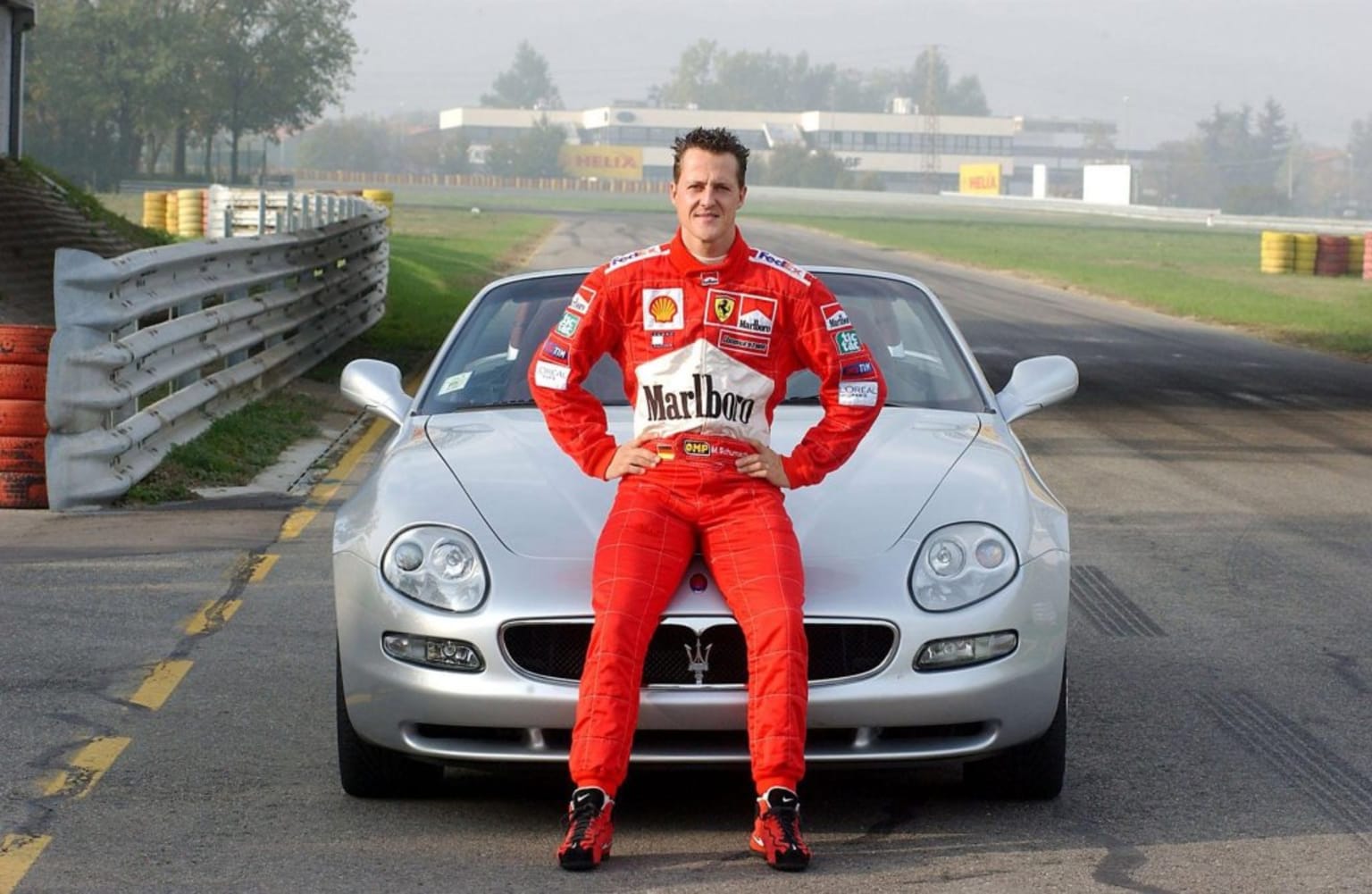 Maserati Coupé et Spyder 4200 de couleur grise vue avec un le conducteur assis sur le capot