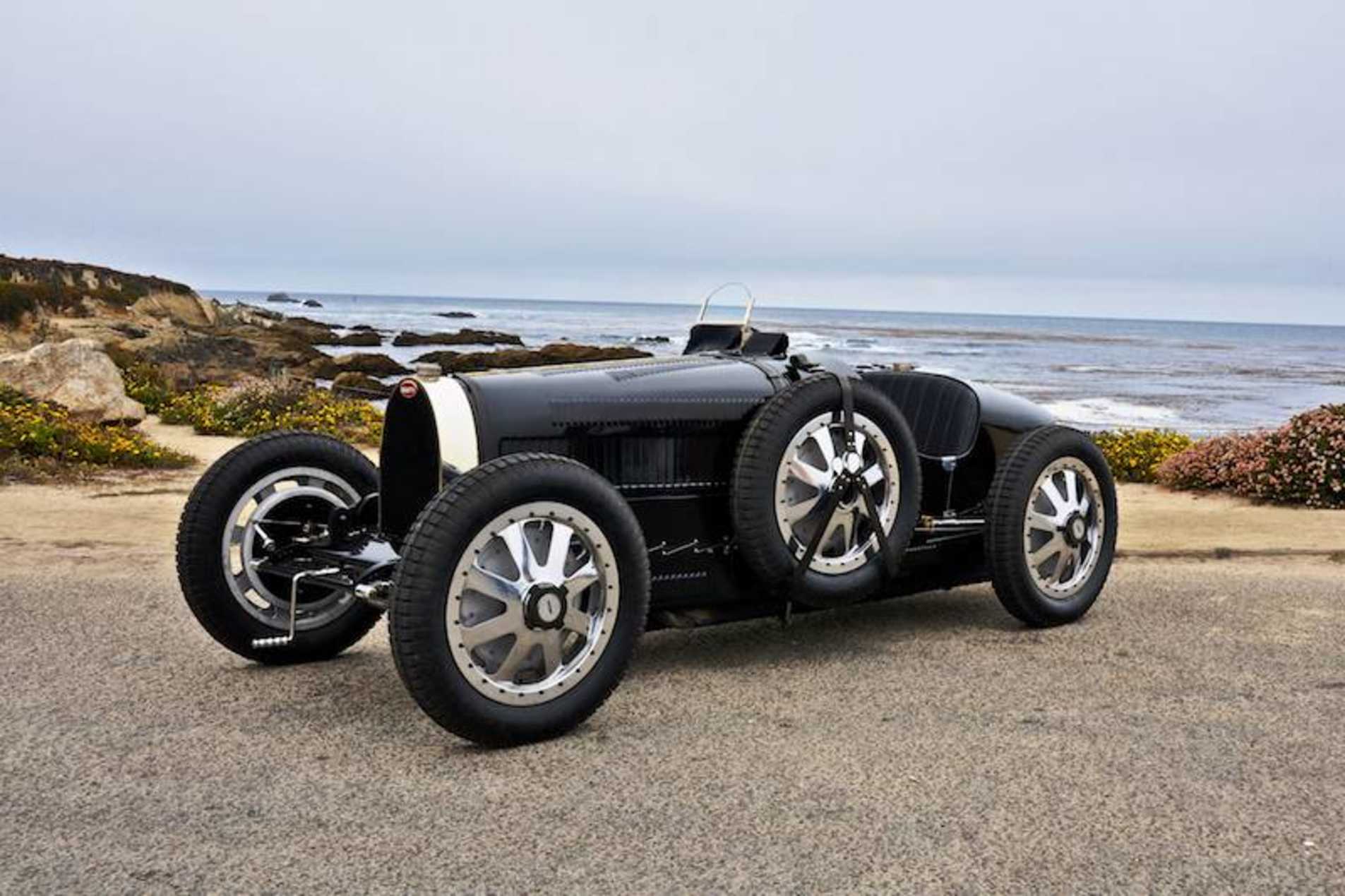 Bugatti "type 35" de couleur noir stationné avec une vue d'ensemble de l'auto