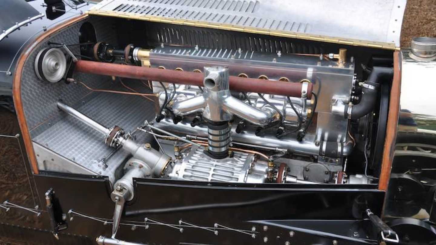 Bugatti "type 35" avec une vue direct sur le moteur