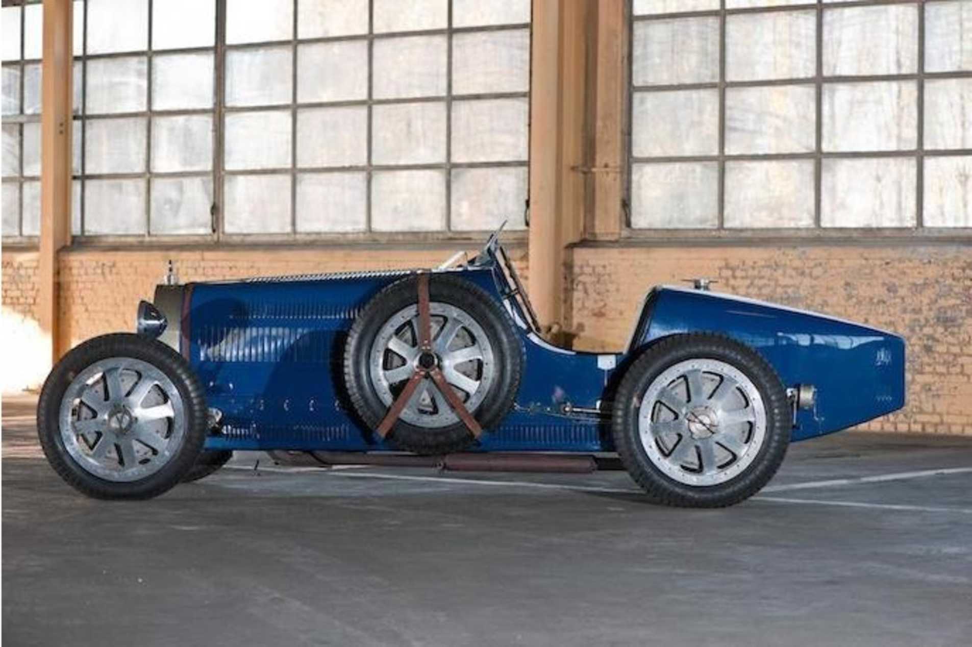 Bugatti "type 35" bleu dans un garage avec une vue sur de côté