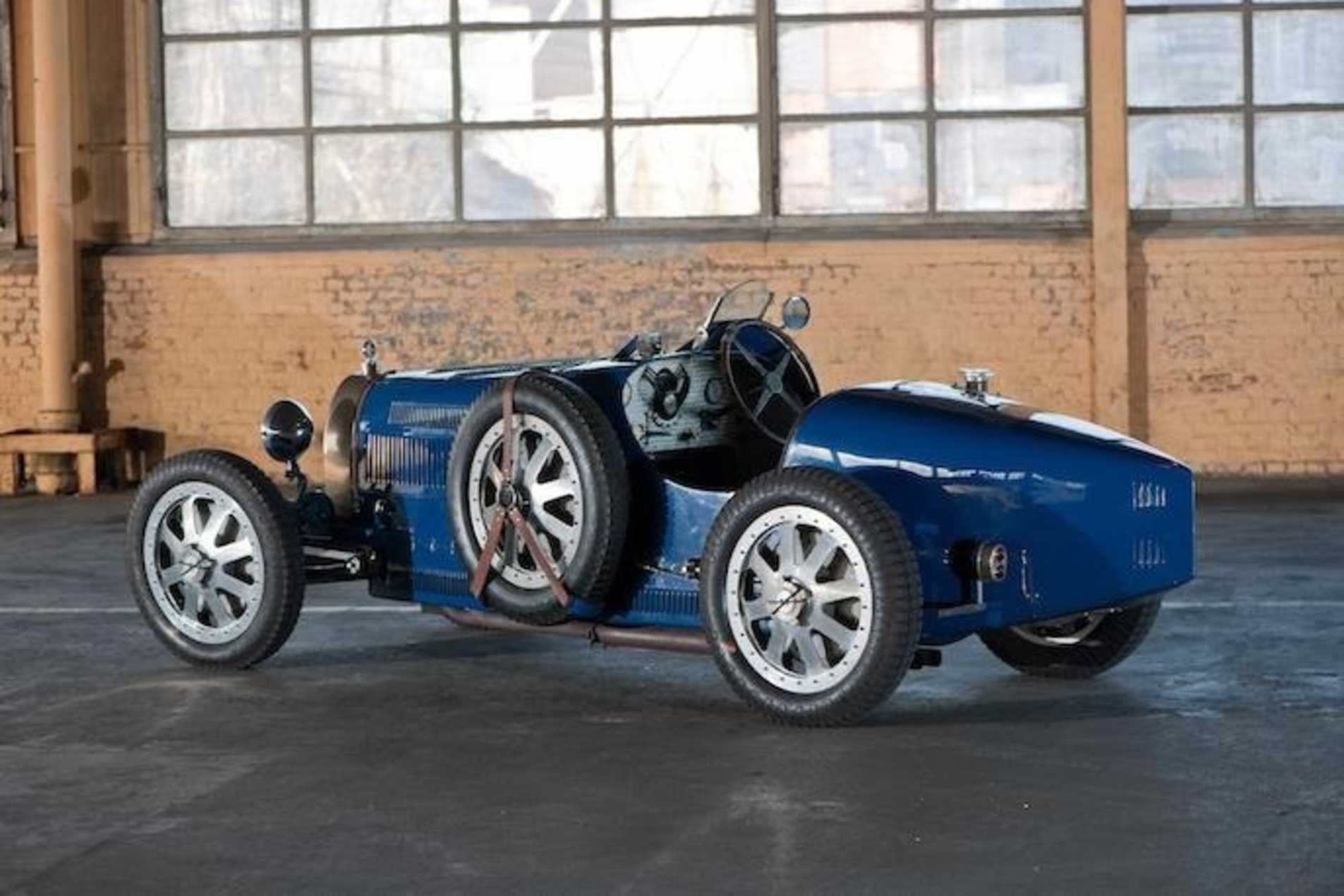 Bugatti "type 35" bleu dans un garage avec une vue d'ensemble