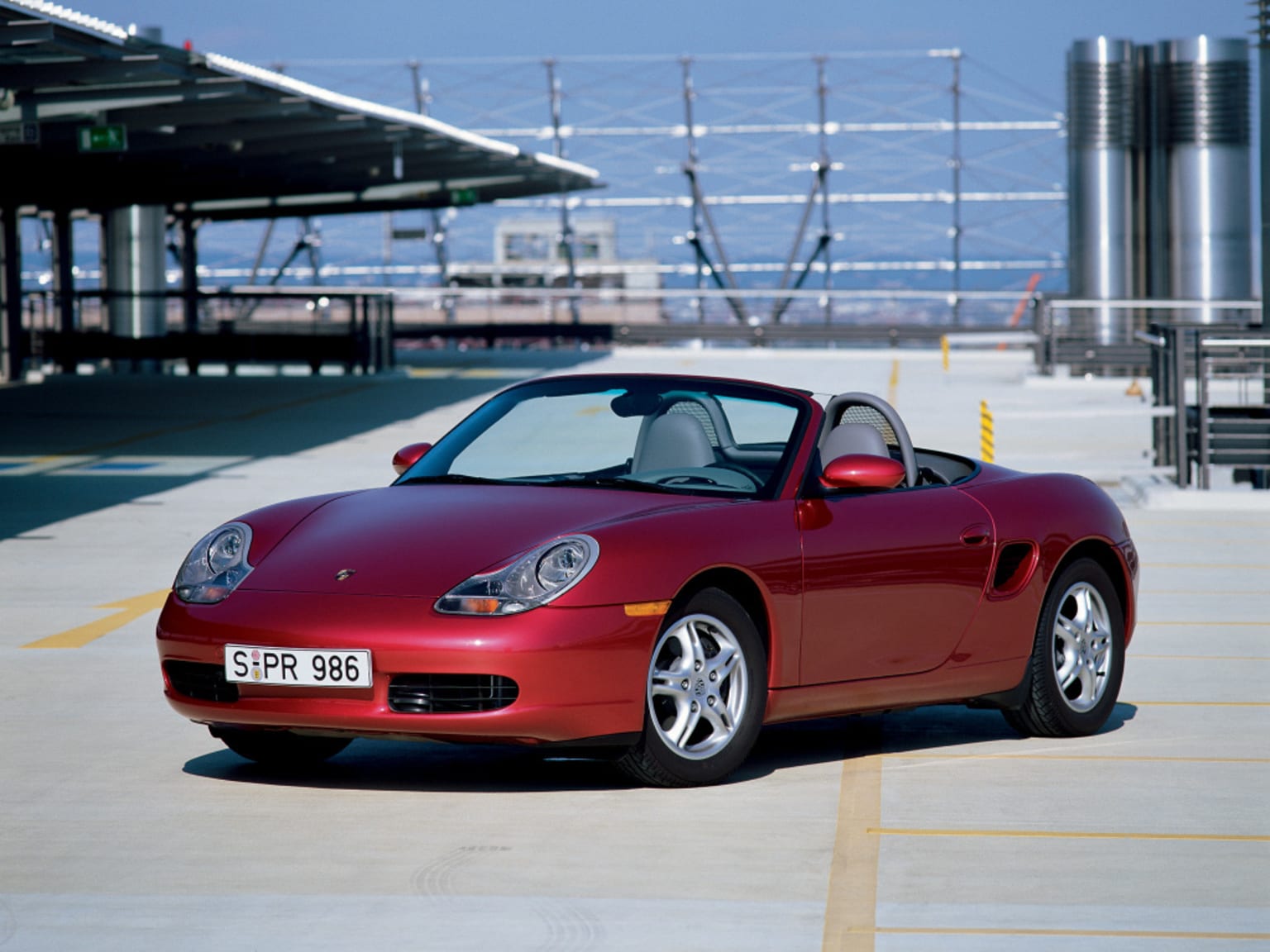 La Porsche Boxster de couleur rouge