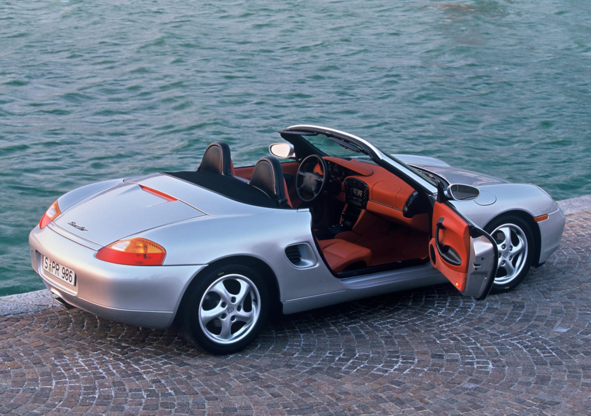 La Porsche Boxster décapotable avec portière ouverte