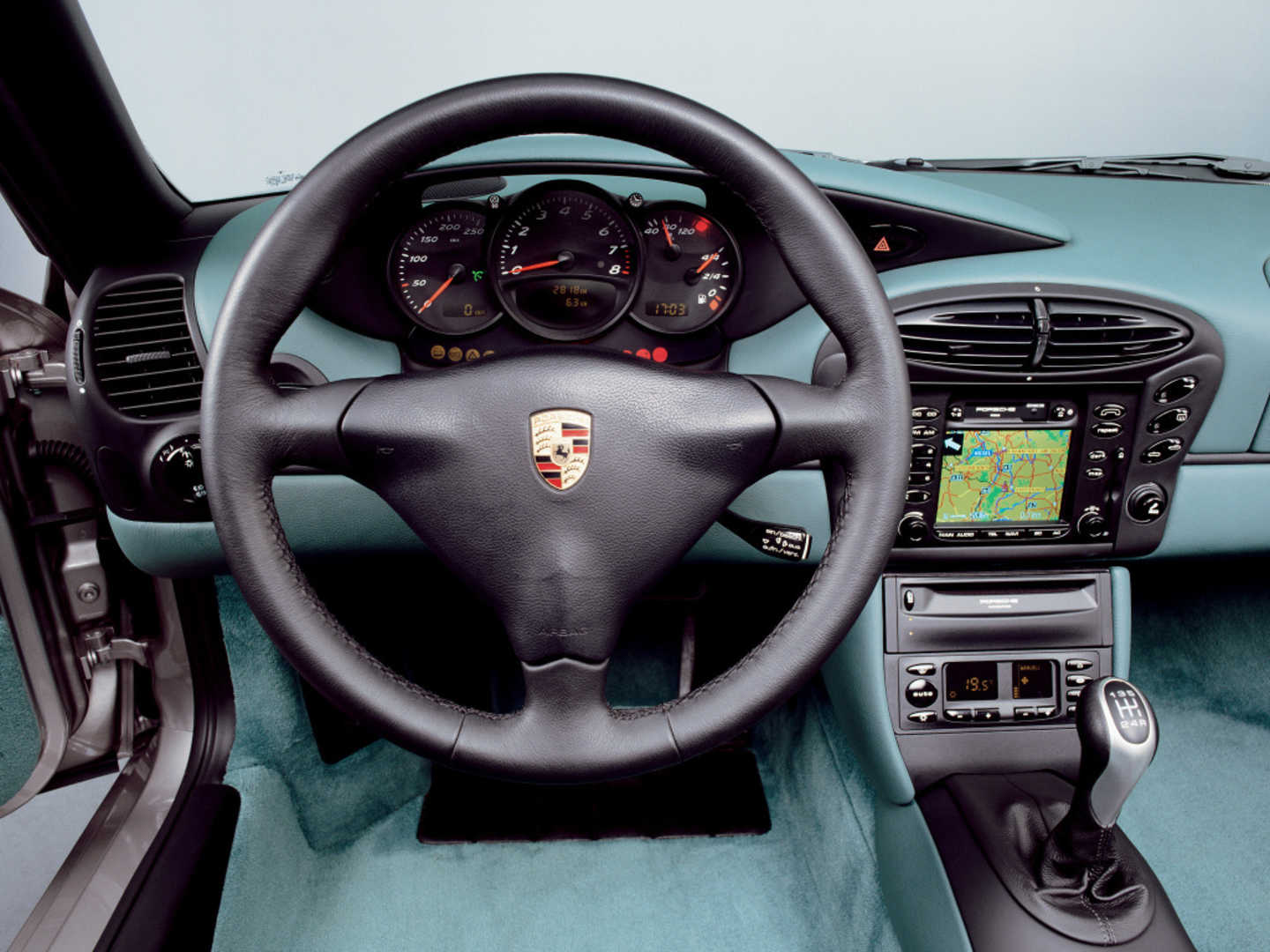 La Porsche Boxster vue de l'intérieur de l'auto sur le volant