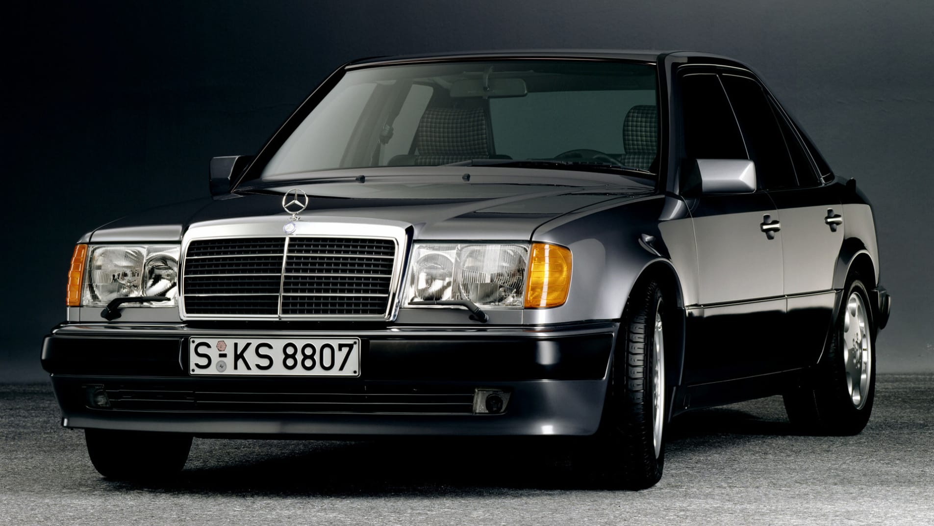 Mercedes-Benz 500 E : un volcan sous une robe de bure