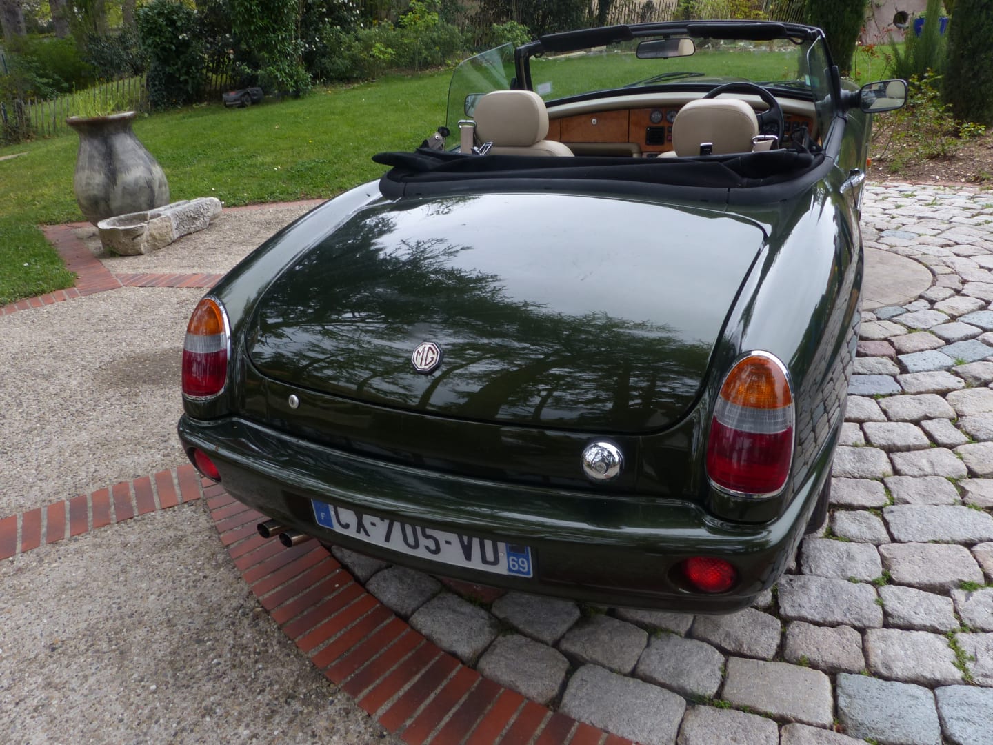 MG rv8