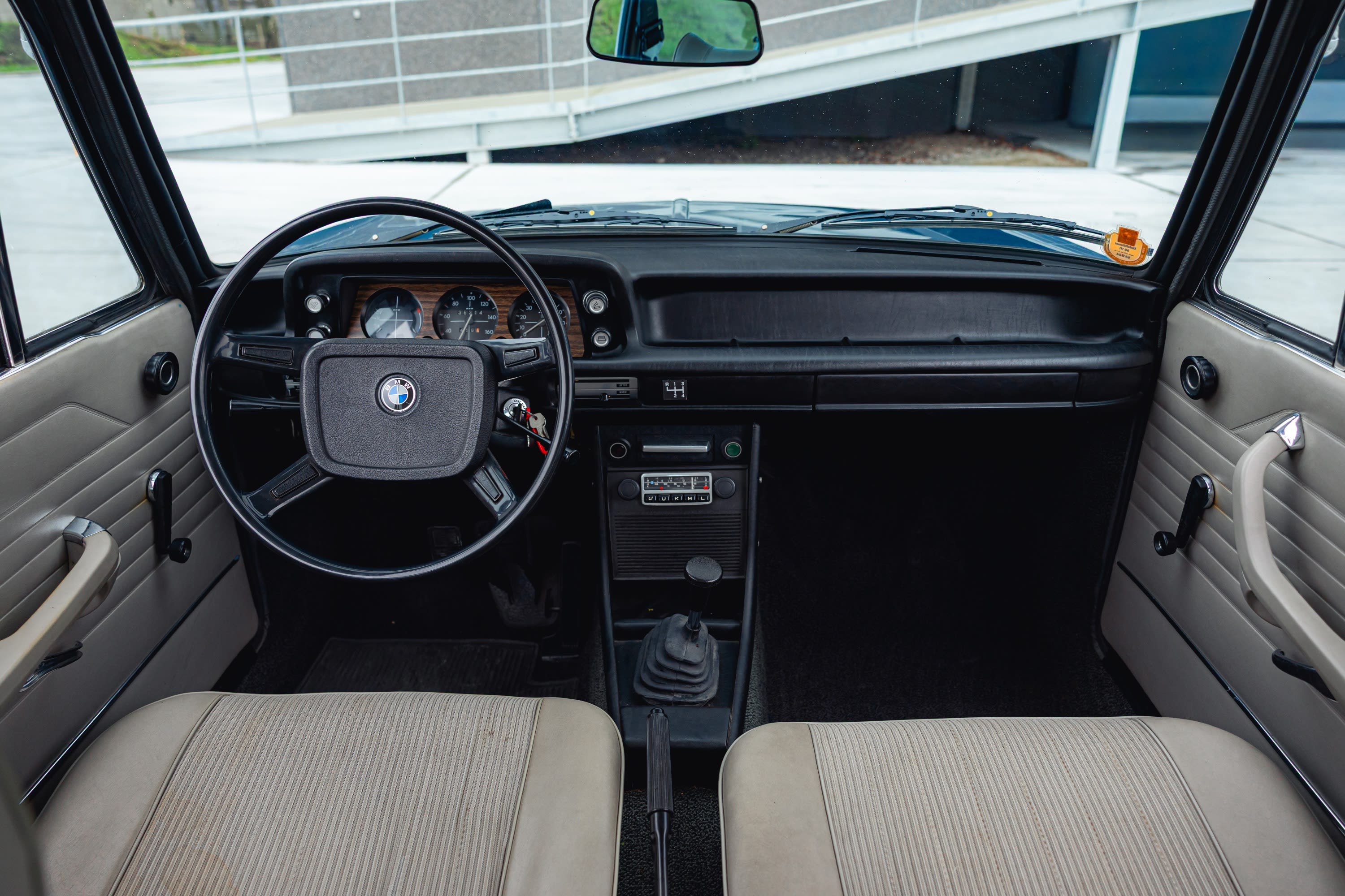 BMW Série 2 1602 Coupé Atlantic Blue 1977 occasion intérieur (1)