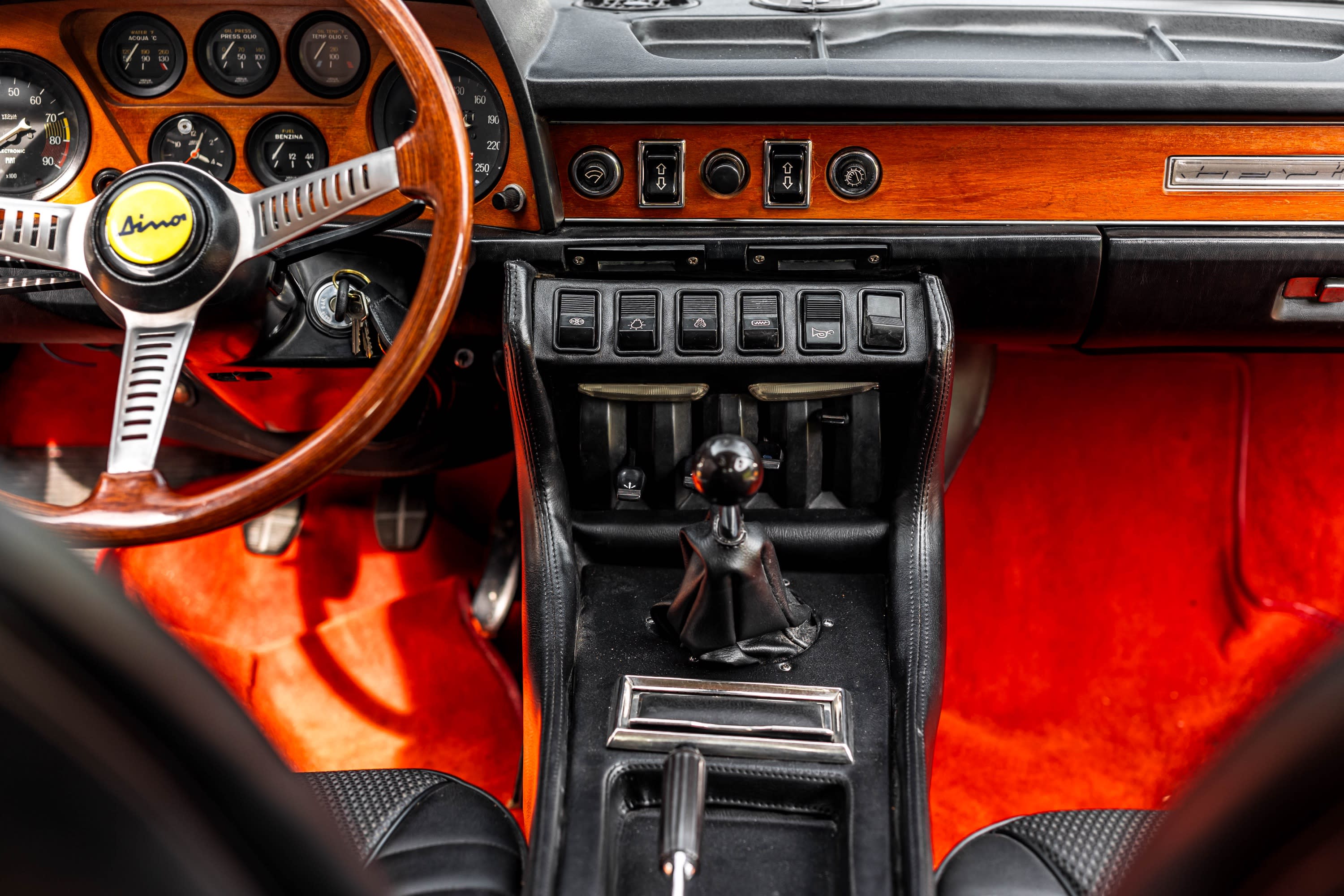 FIAT Dino 2400 2.4 1970 occasion intérieur (1)