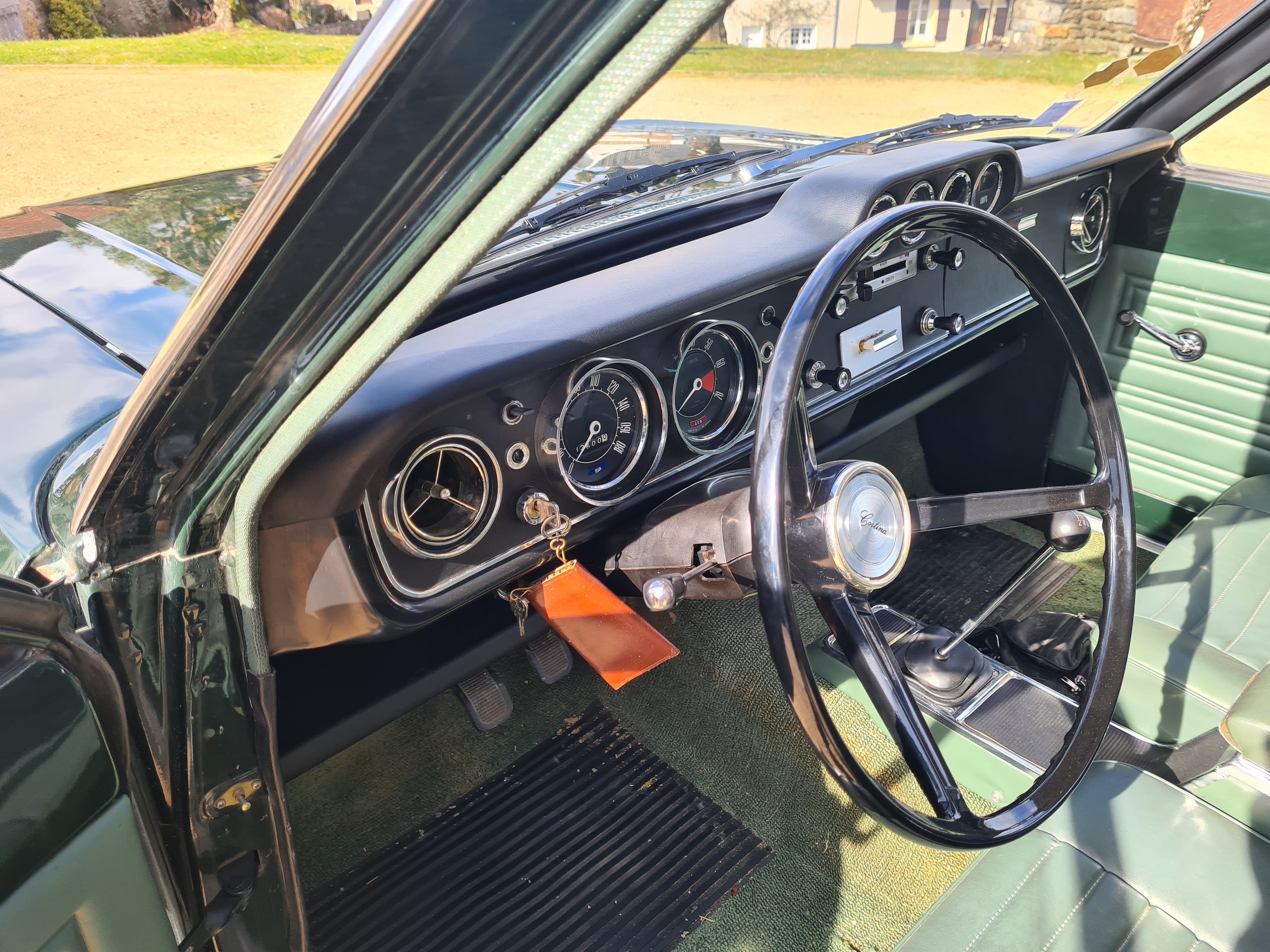 FORD Cortina Mk2 1500gt 1967 occasion intérieur (1)