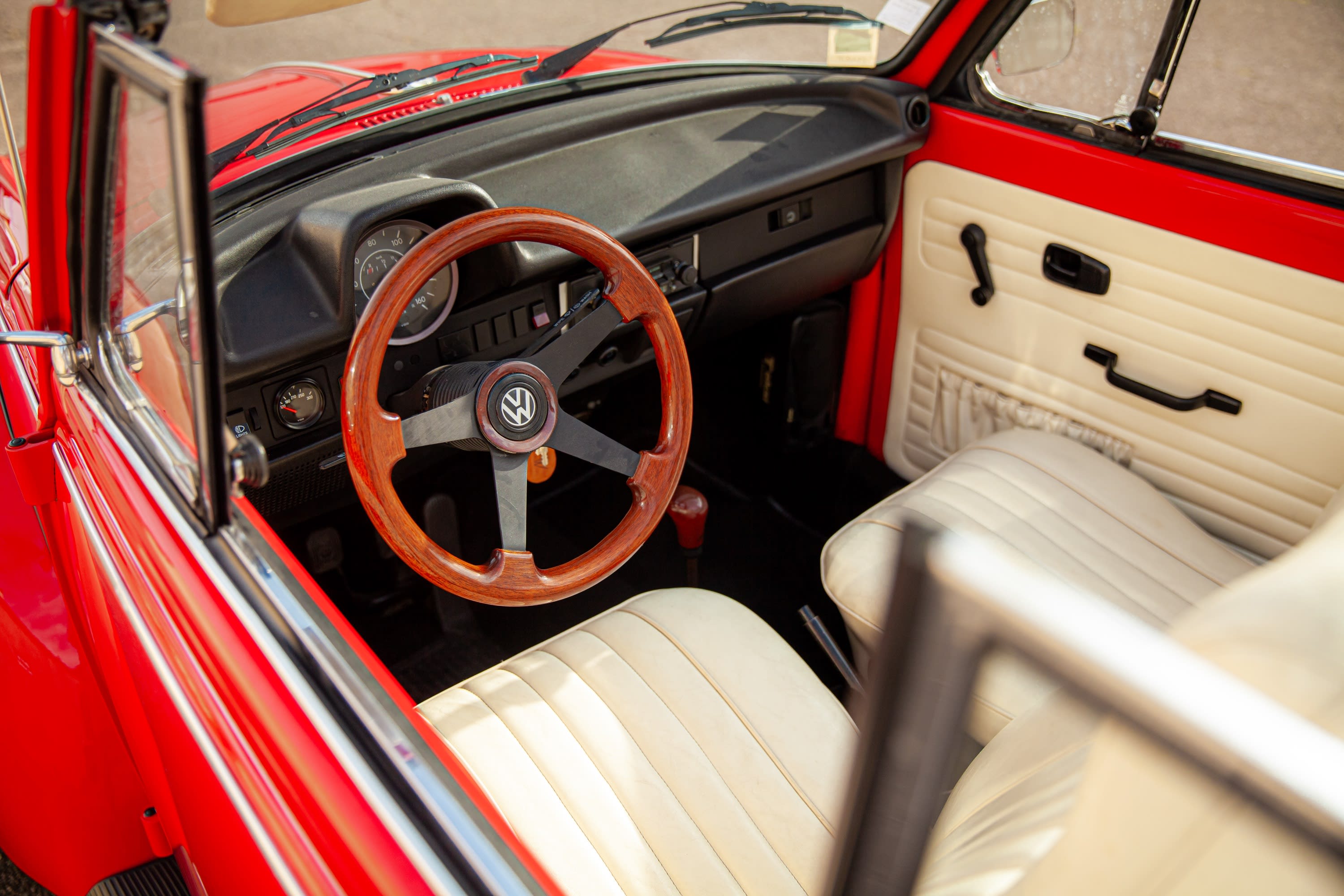 VOLKSWAGEN Coccinelle   1974 used interior (1)