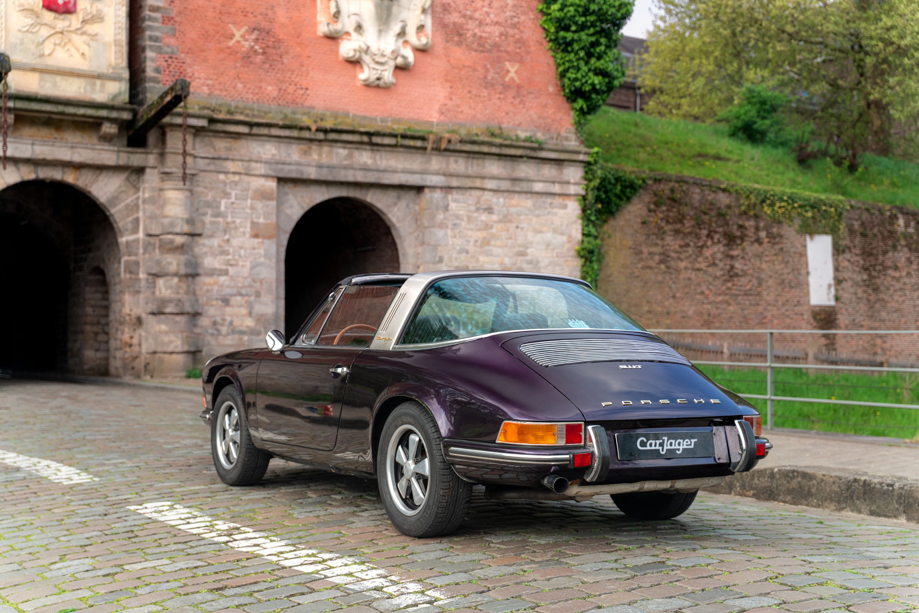 PORSCHE 911 Classic 2.2 T Targa  1970 used exterior (2)