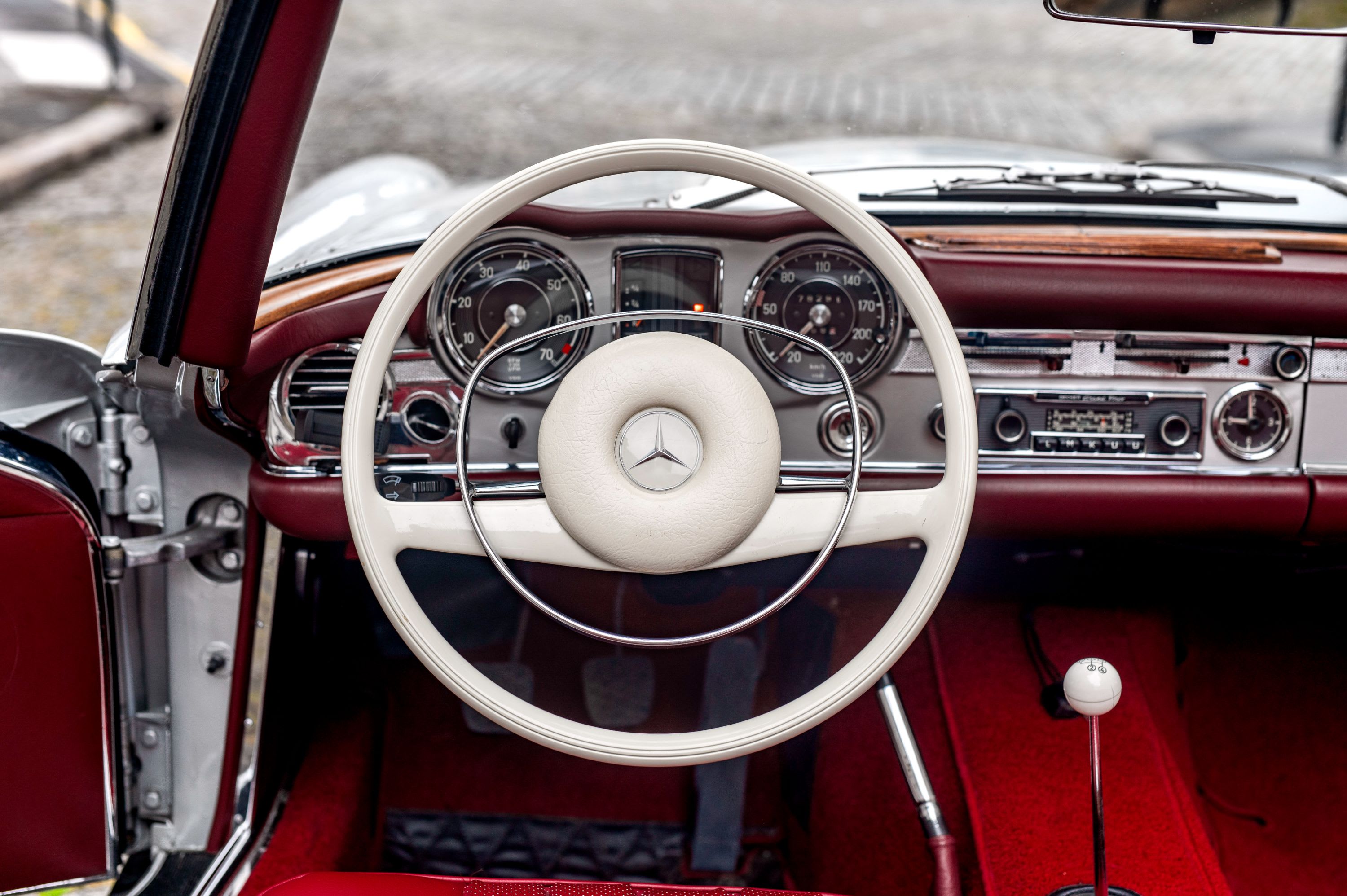 MERCEDES BENZ 280 Sl Pagode 1970 occasion intérieur (1)