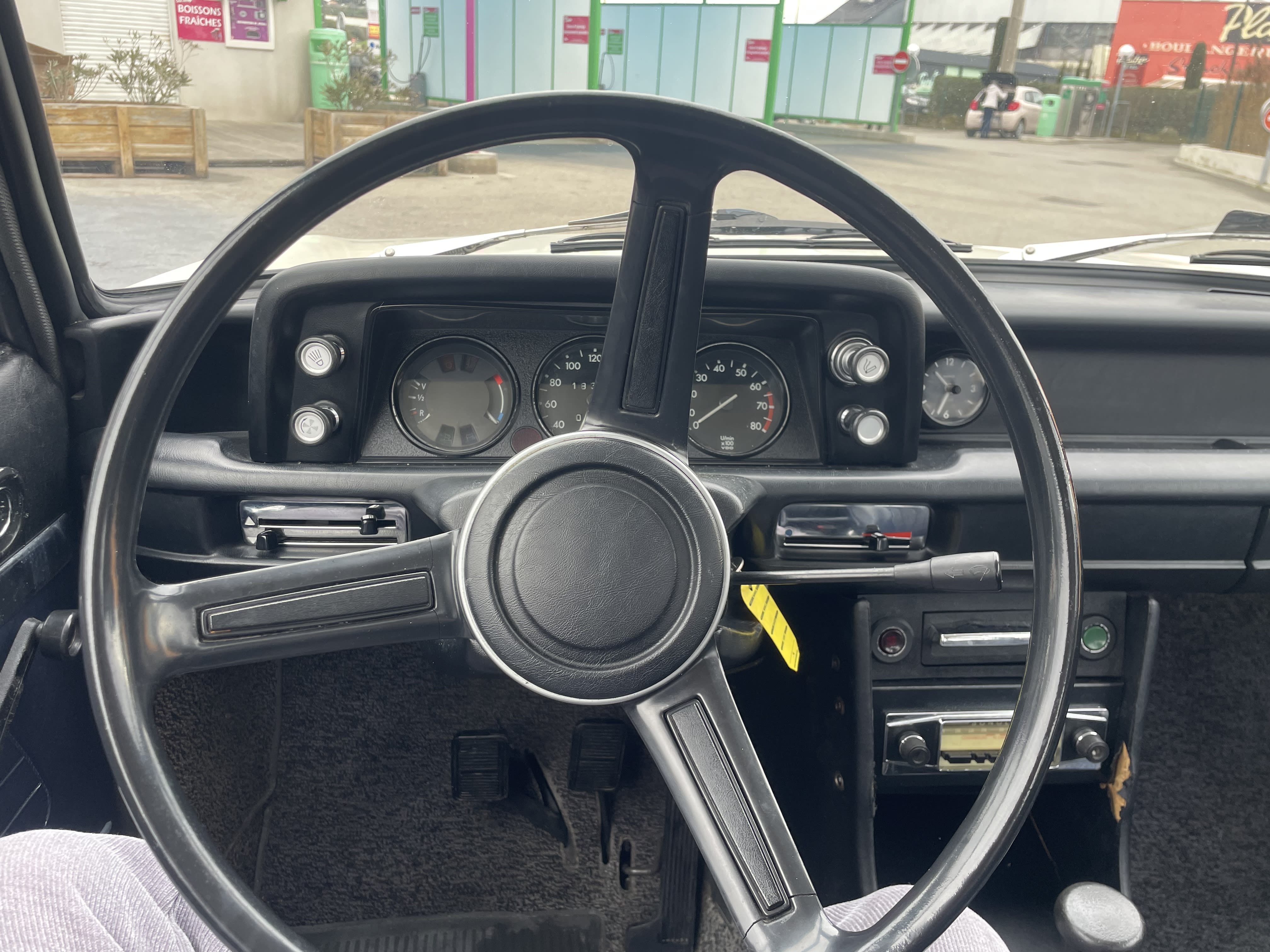 BMW Série 02 Tii 1972 used interior (1)