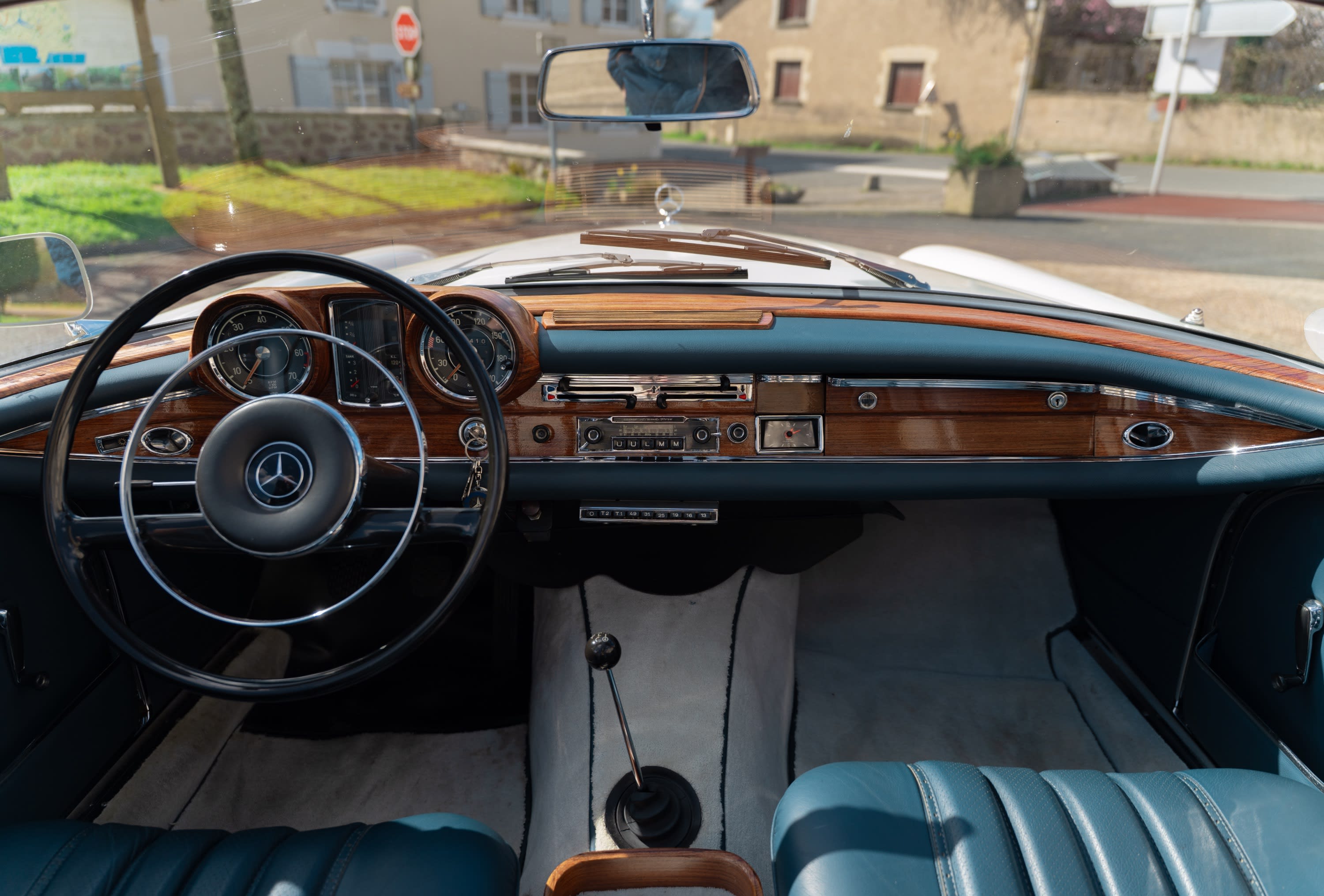 MERCEDES BENZ 220 Se W111 1962 occasion intérieur (1)