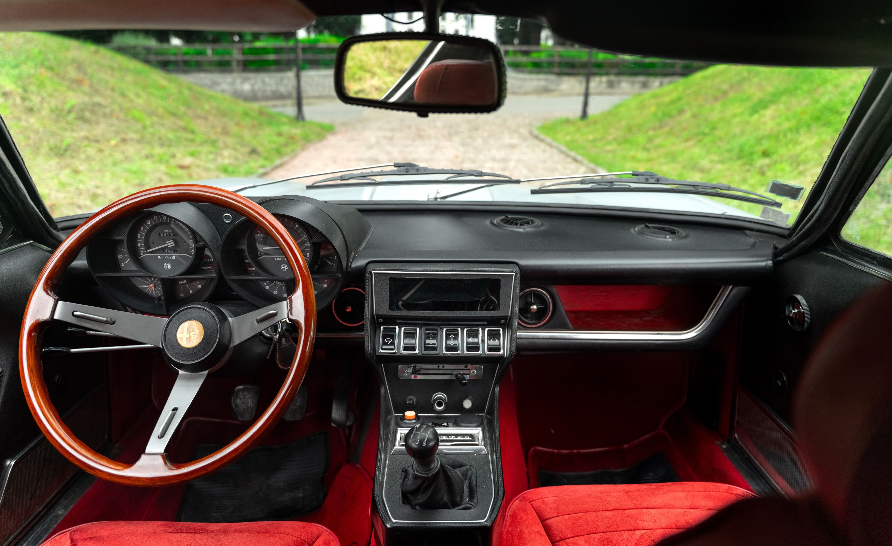 ALFA ROMEO Montreal 1971 used interior (1)