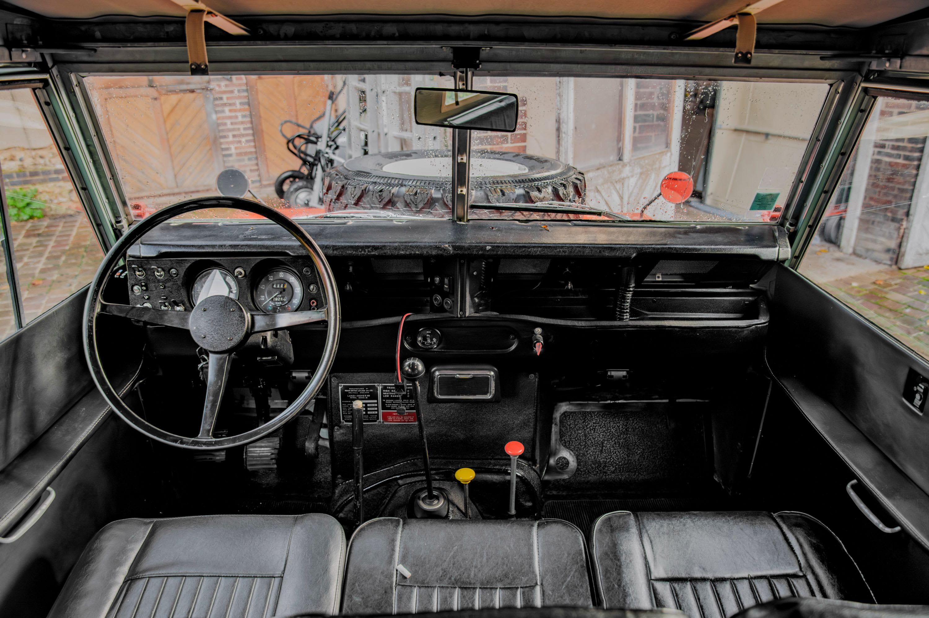 LAND ROVER Series  3 109 2.25 Baché 1976 used interior (1)