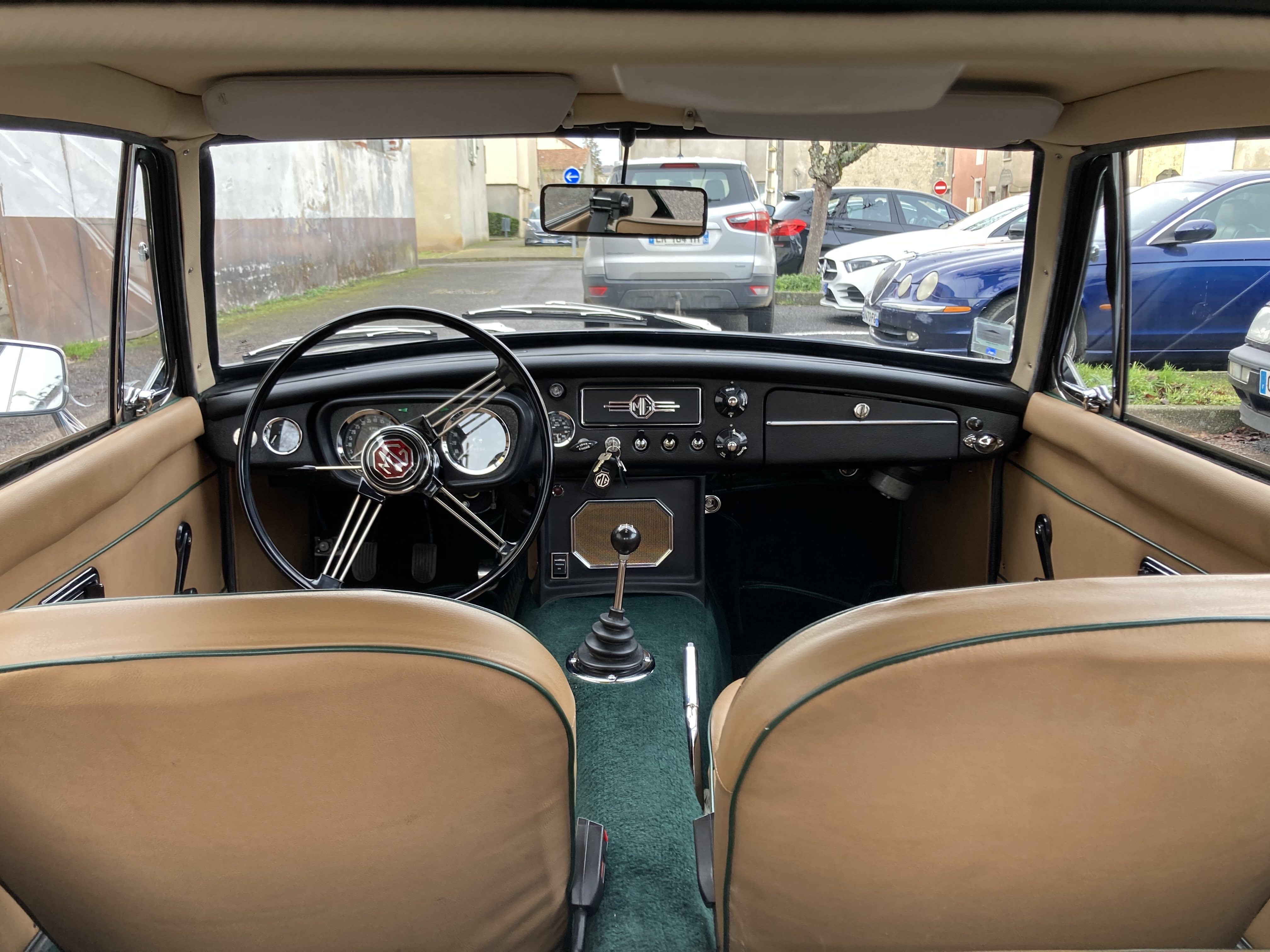 MG B Gt 1968 used interior (1)