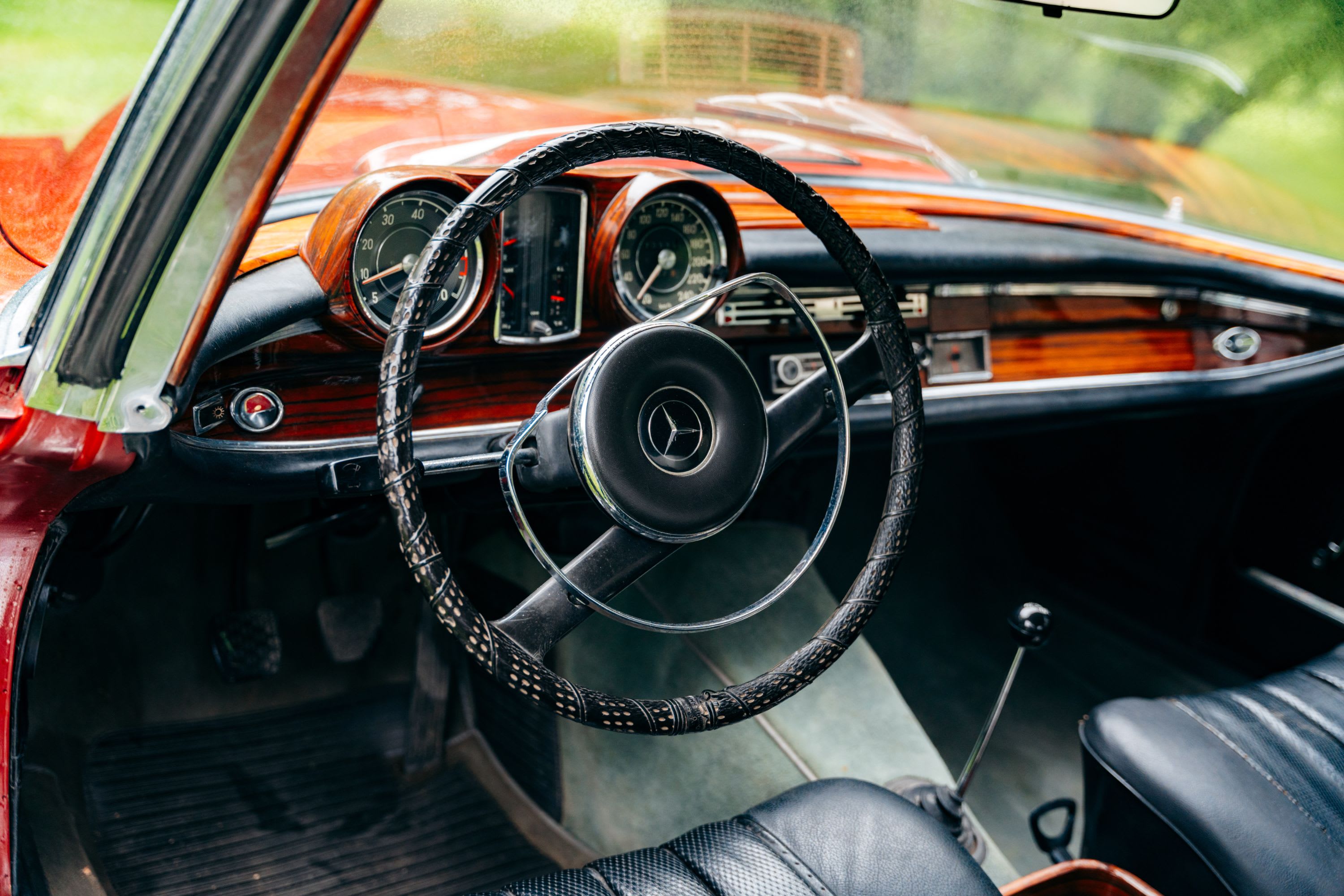 MERCEDES BENZ W111  250 Se 1967 occasion intérieur (1)