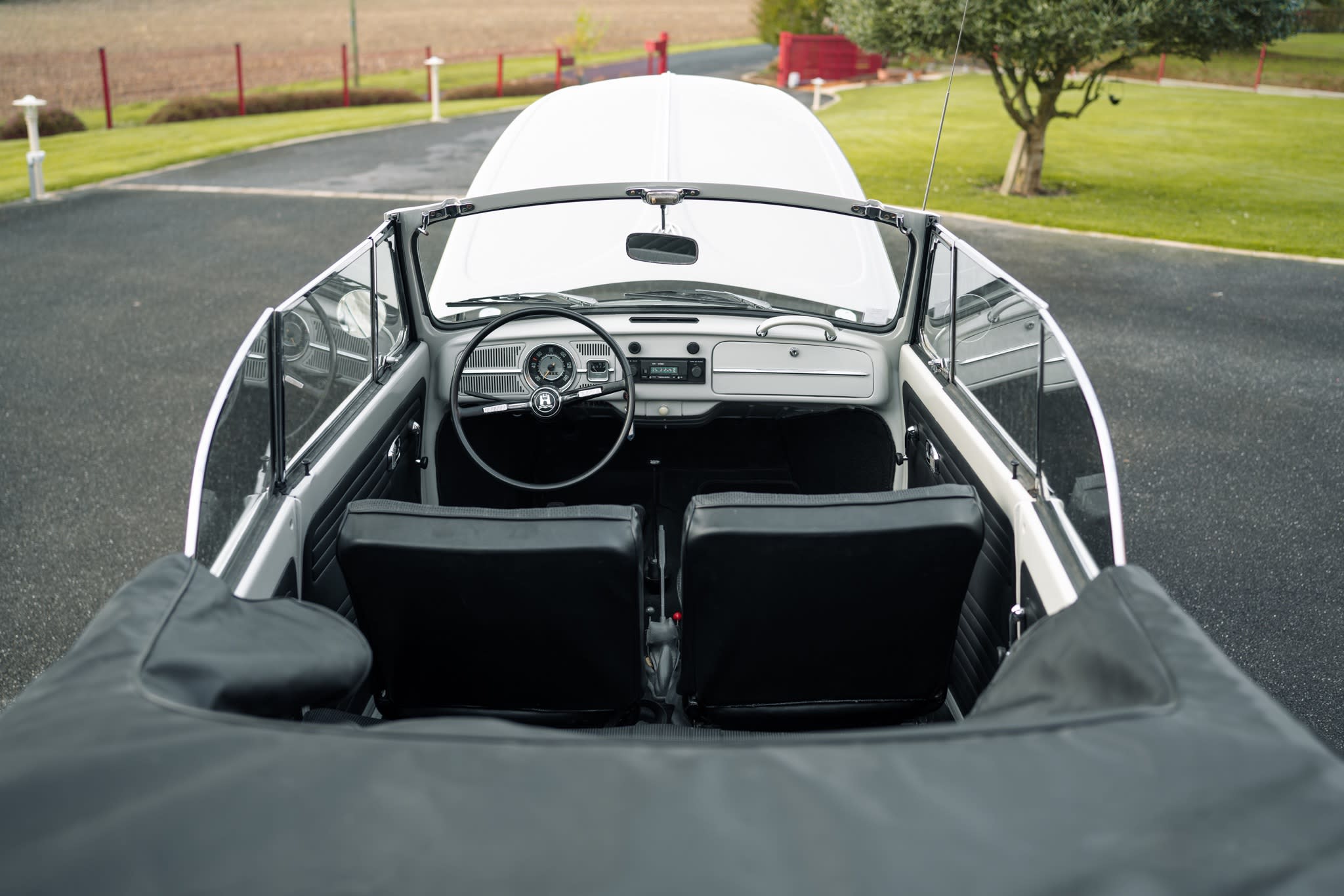 VOLKSWAGEN Coccinelle Cabriolet 1967 used interior (1)