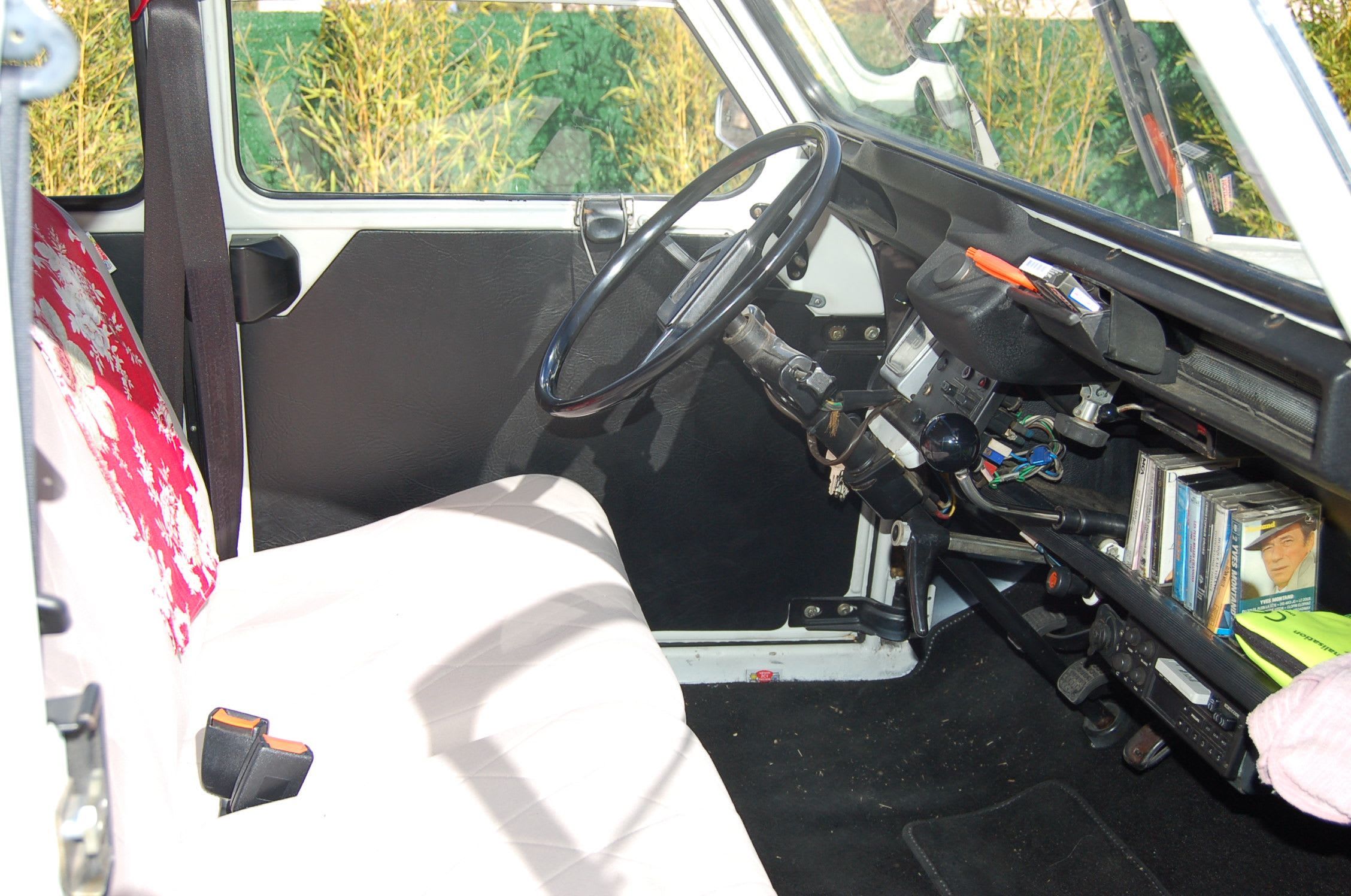 CITROEN 2 Cv 6 Spécial 1974 used interior (1)