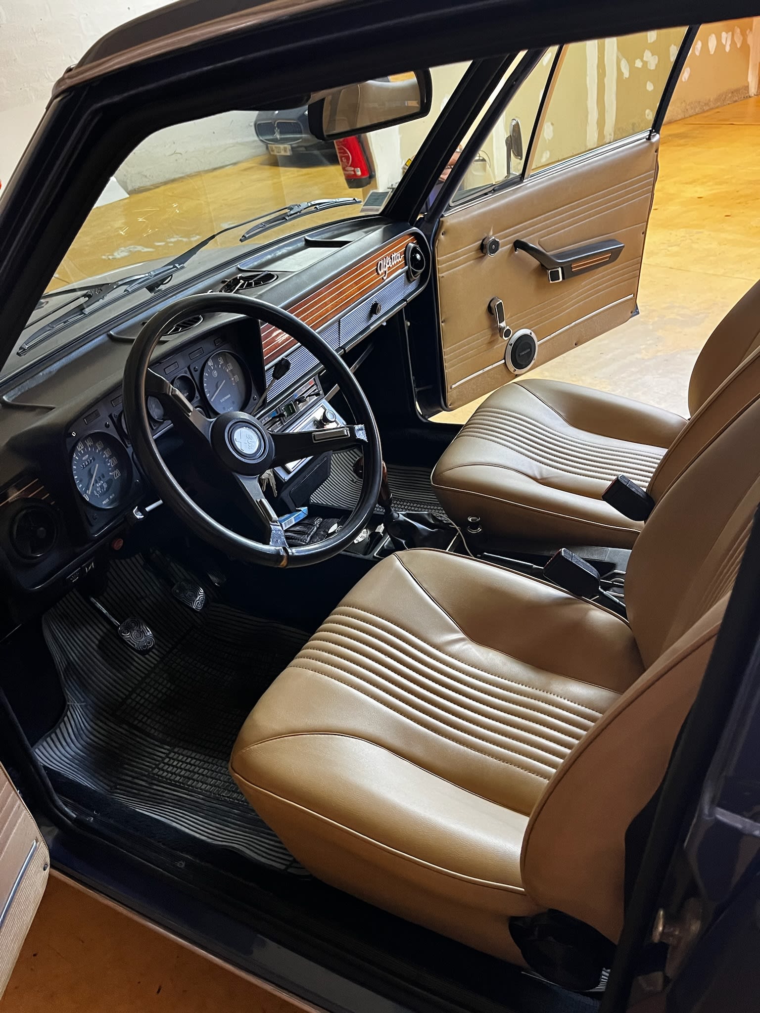 ALFA ROMEO Alfetta   1977 used interior (1)