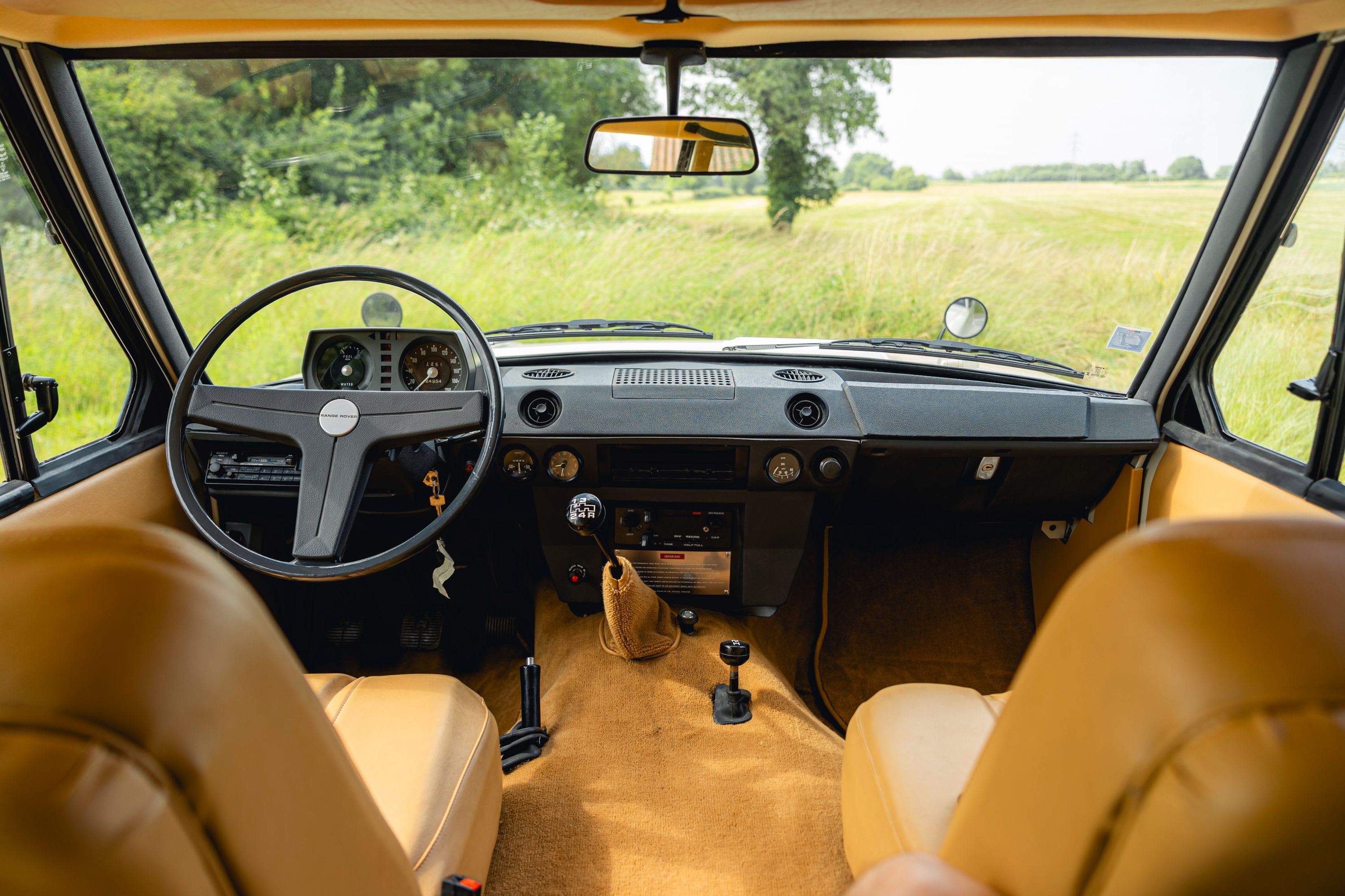 LAND ROVER Range Rover Classic Carburettor 3-door 1971 used interior (1)