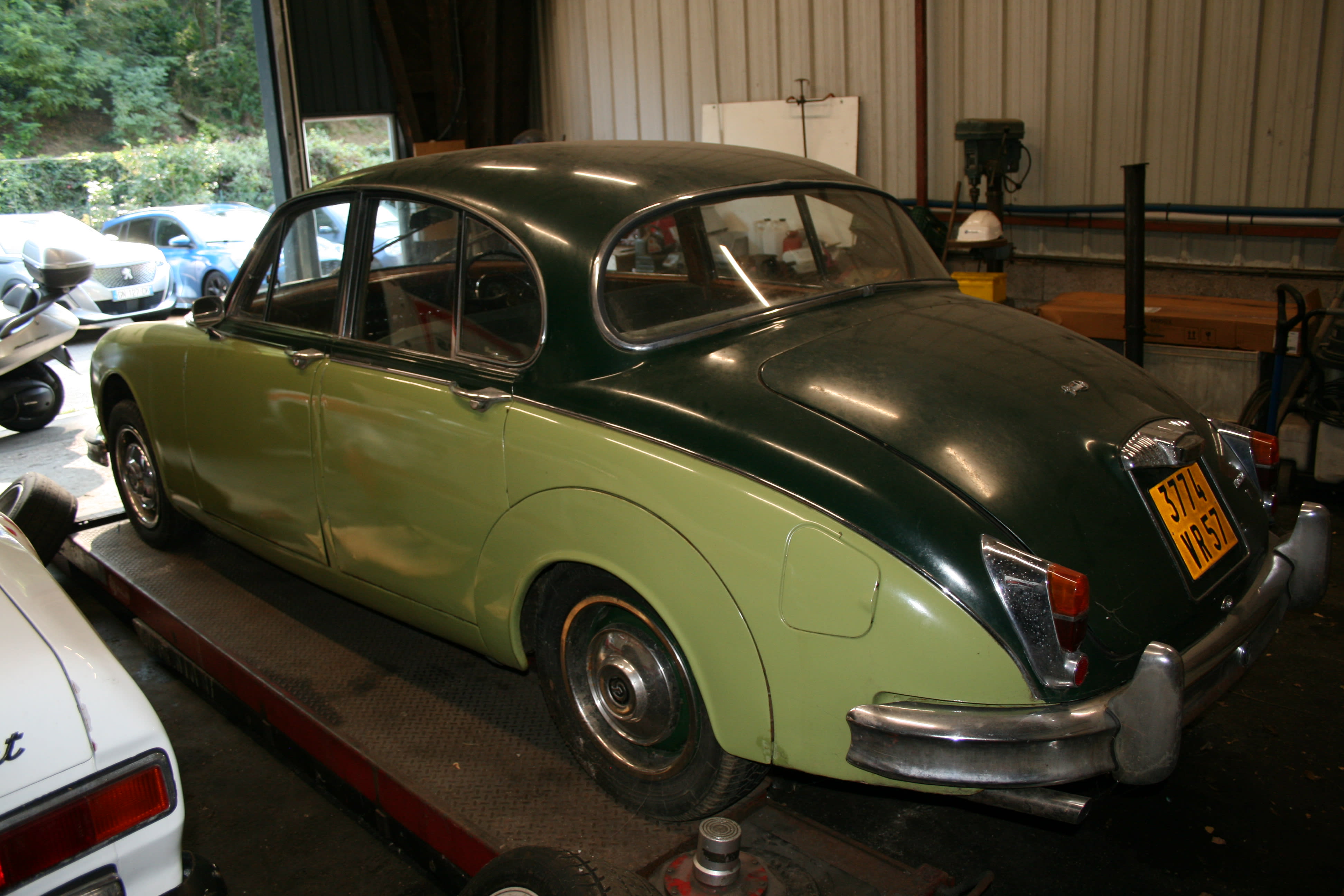 JAGUAR DAIMLER 250 V8 Automatic 1964 occasion extérieur (2)