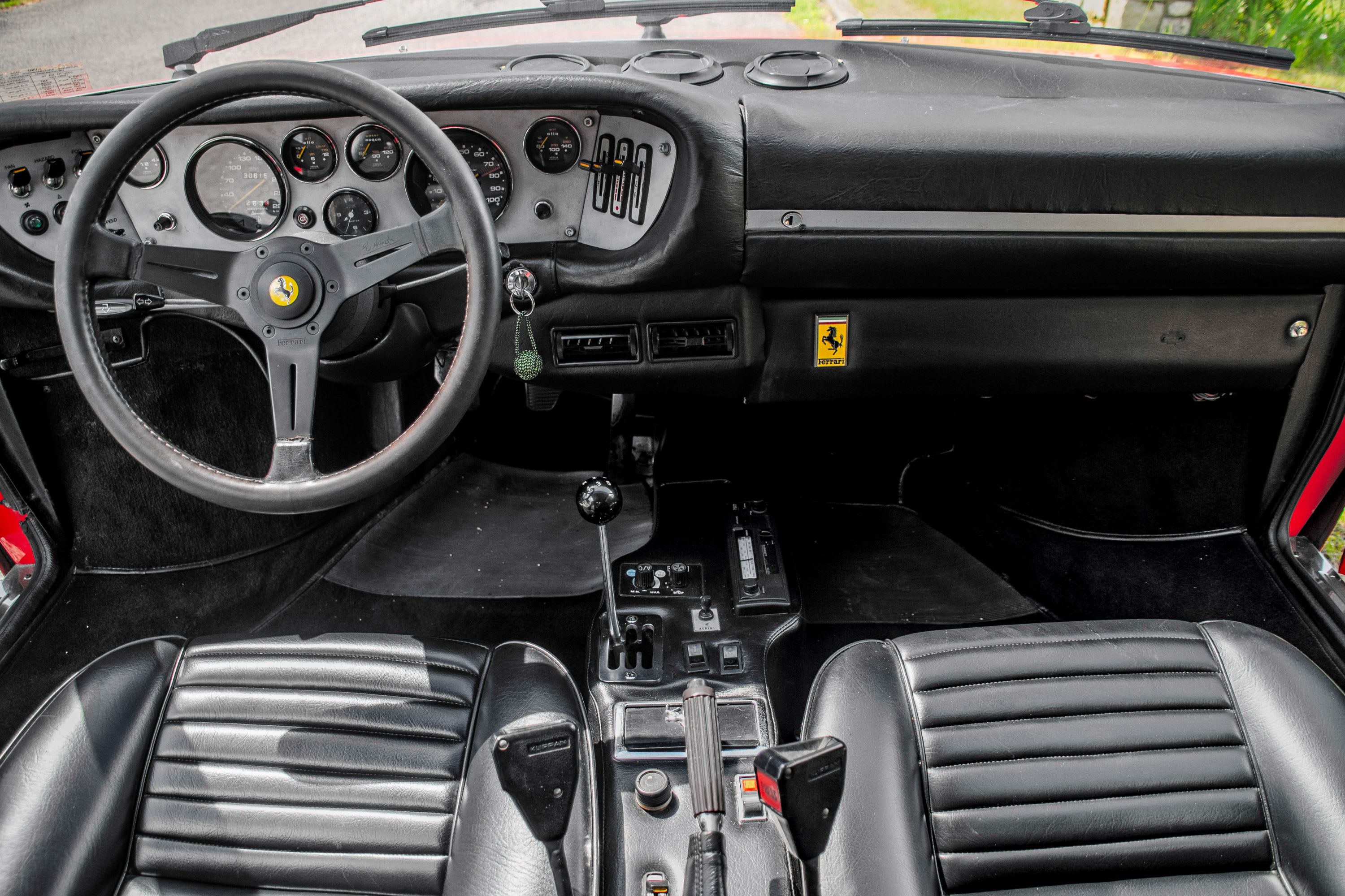 FERRARI Dino 308 Gt 4 2+2 1977 occasion intérieur (1)