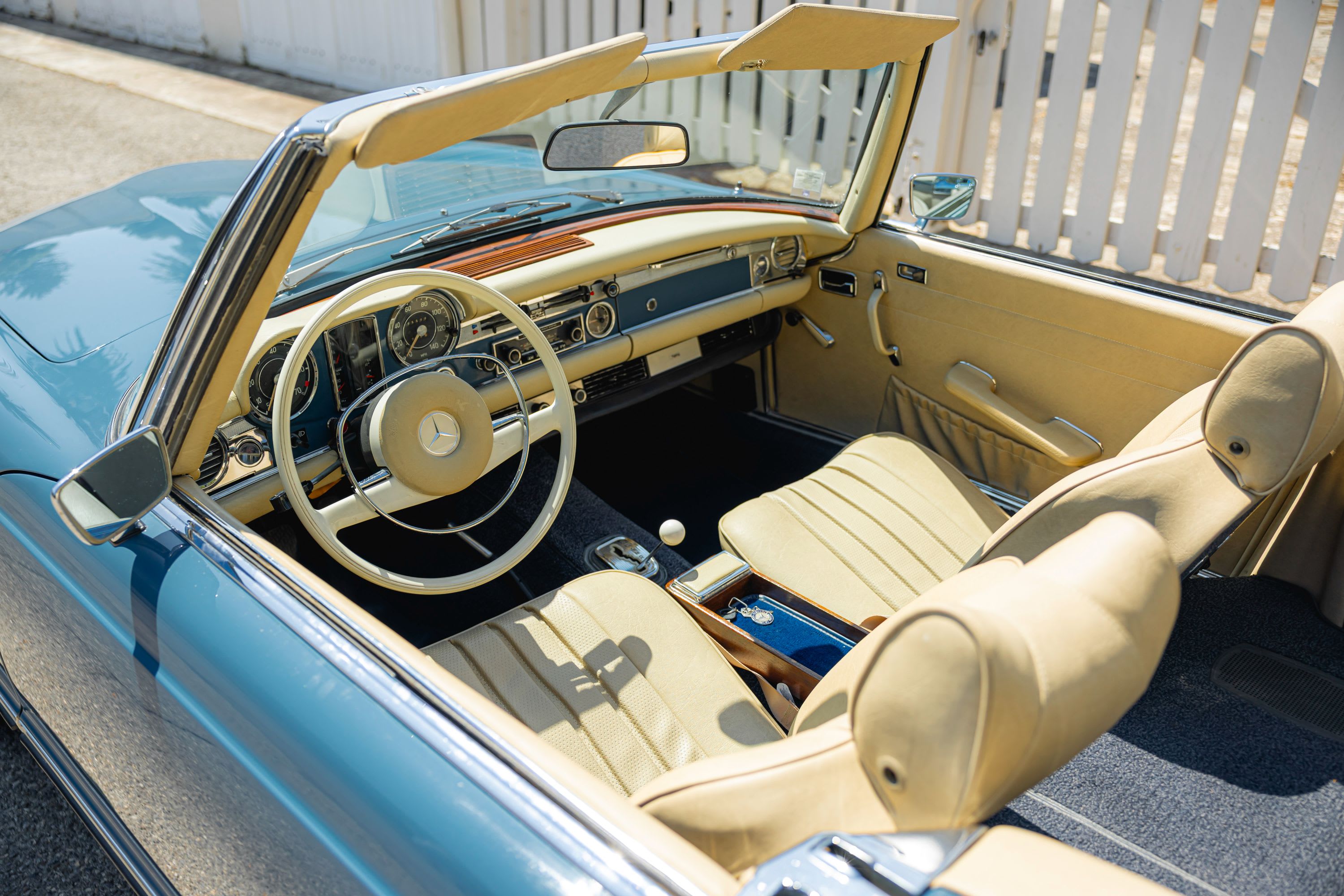 MERCEDES BENZ 280 Sl Pagode 1970 occasion intérieur (1)