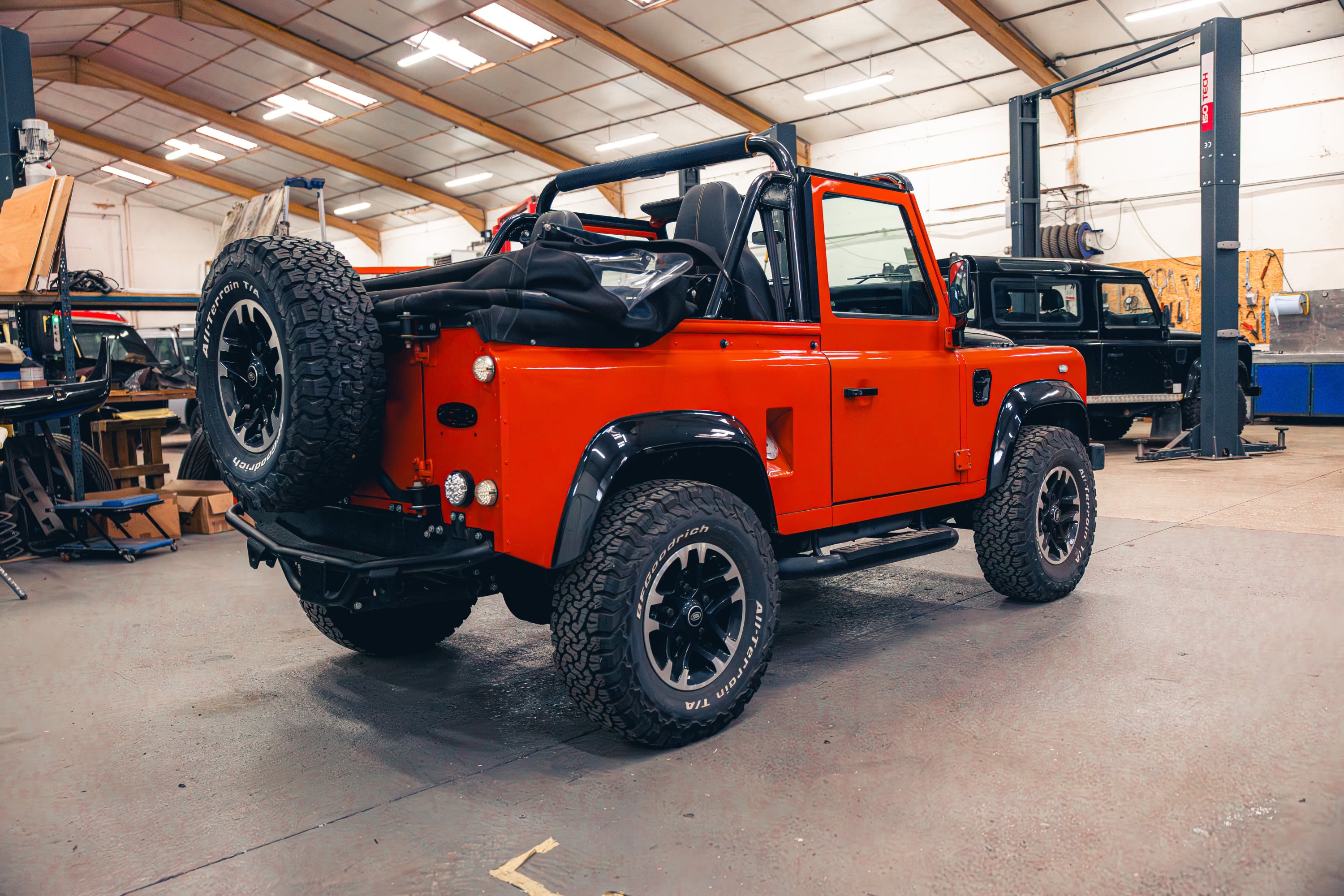 LAND ROVER Defender  90 V8 Cabriolet 1988 used exterior (2)