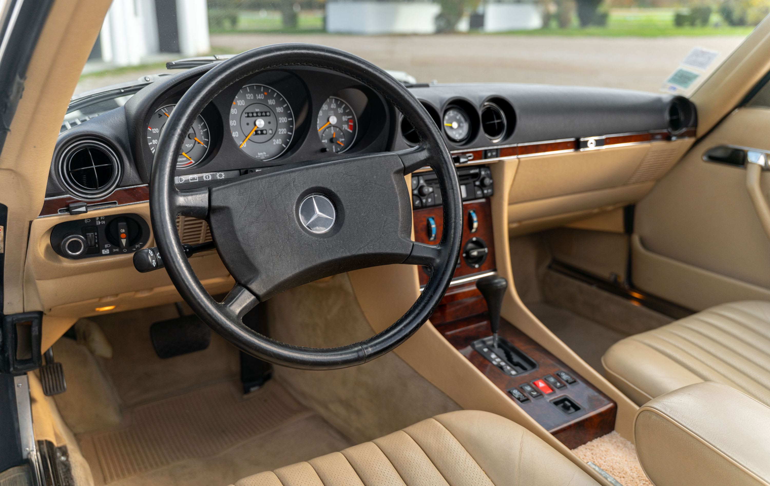 MERCEDES BENZ 300 Sl R107 1989 occasion intérieur (1)