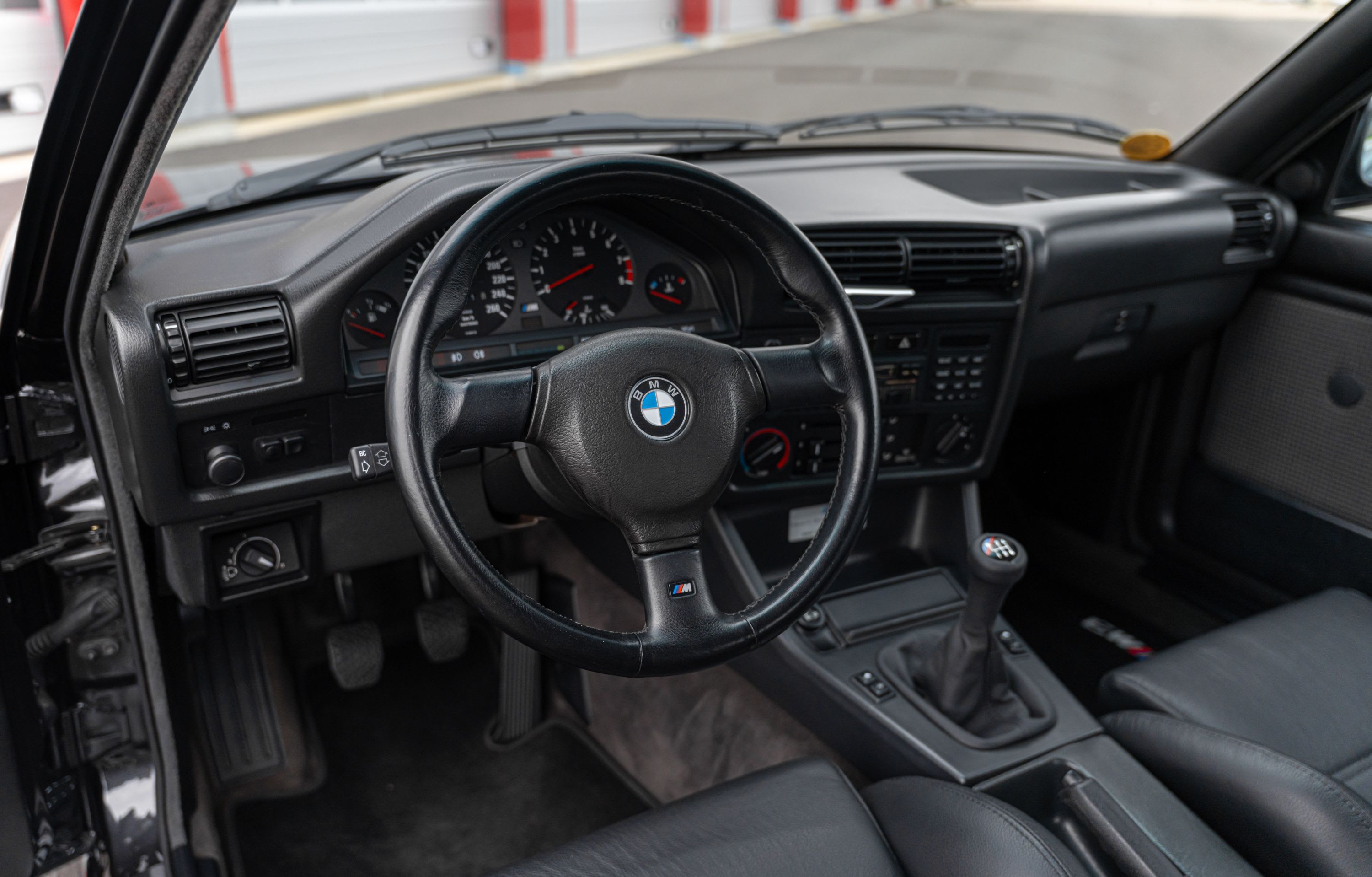 BMW M3 E30 1986 occasion intérieur (1)