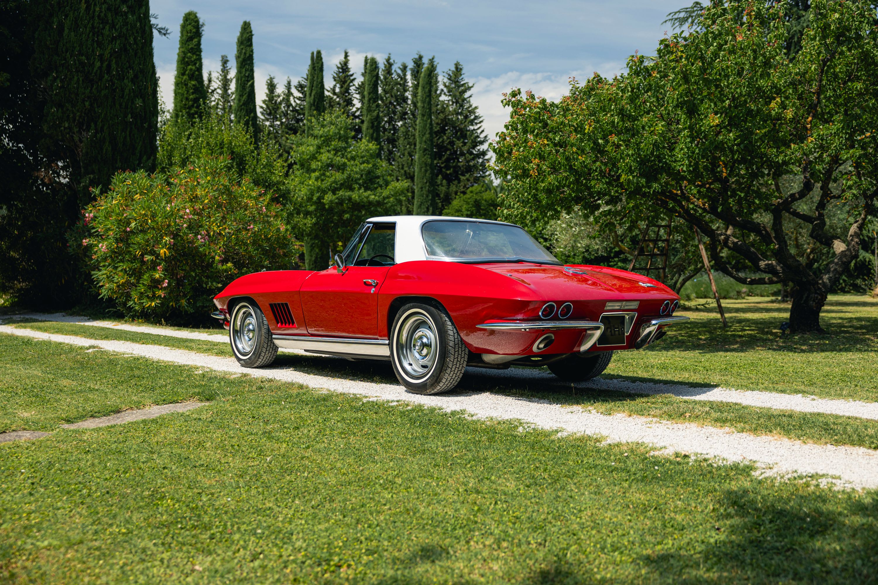 CHEVROLET Corvette Chevrolet Corvette   C2 Sting Ray 1967 used exterior (2)