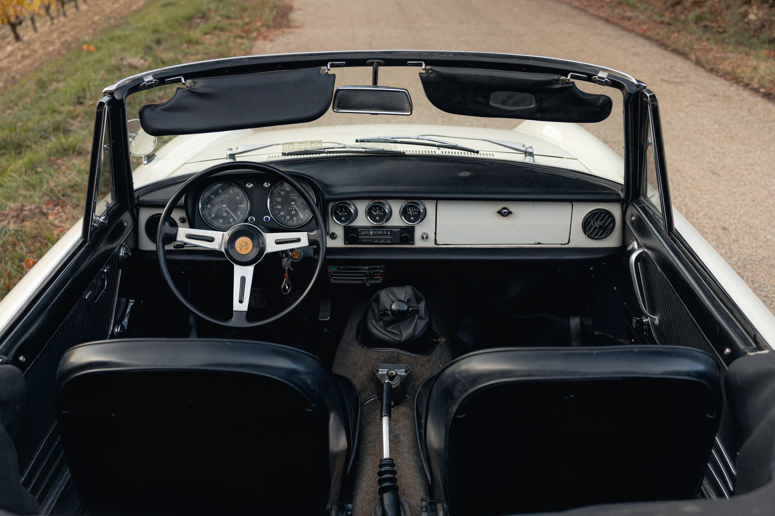 ALFA ROMEO Spider Coda Longa 1967 occasion intérieur (1)